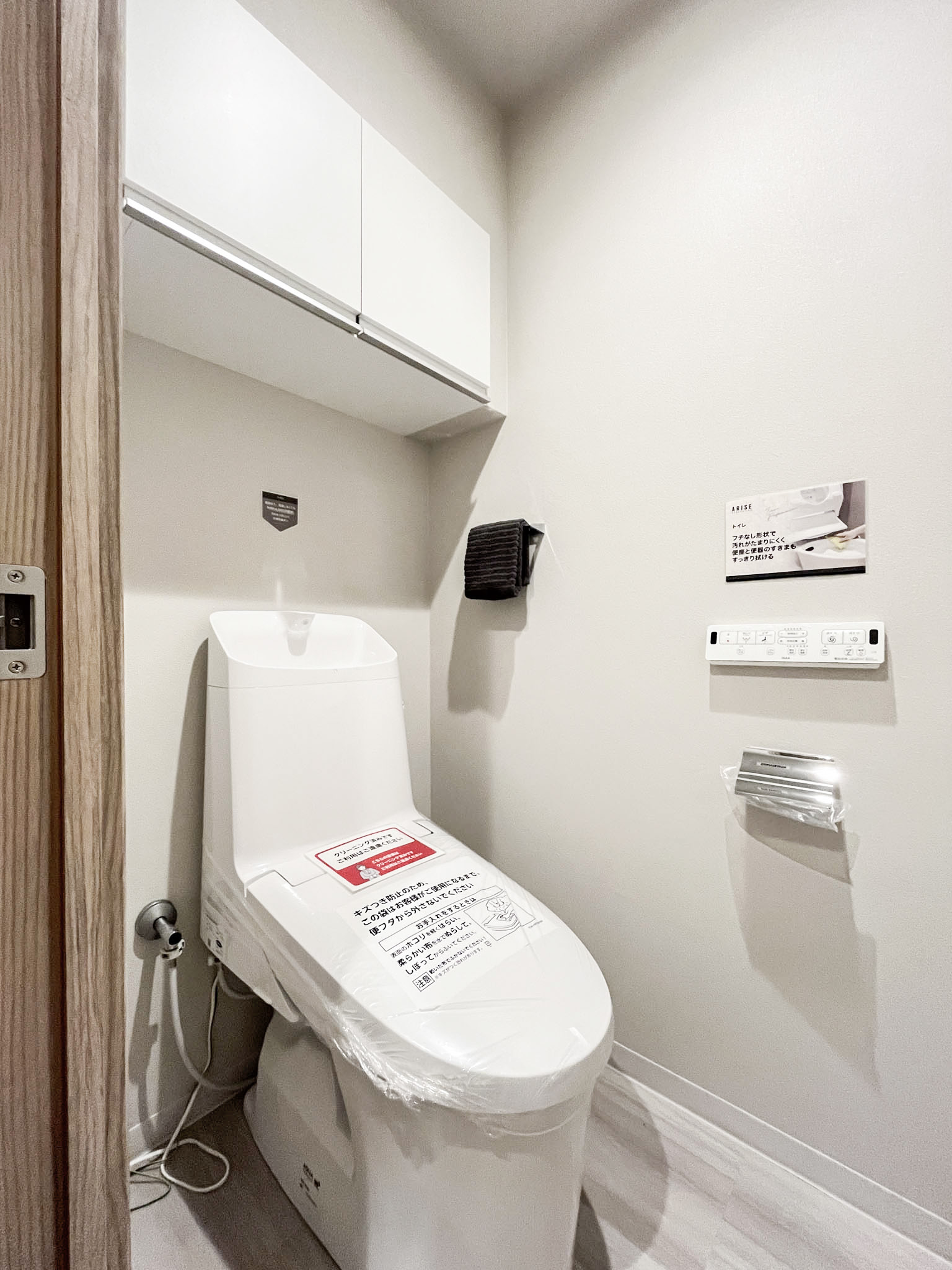 便器が主体のトイレの室内写真