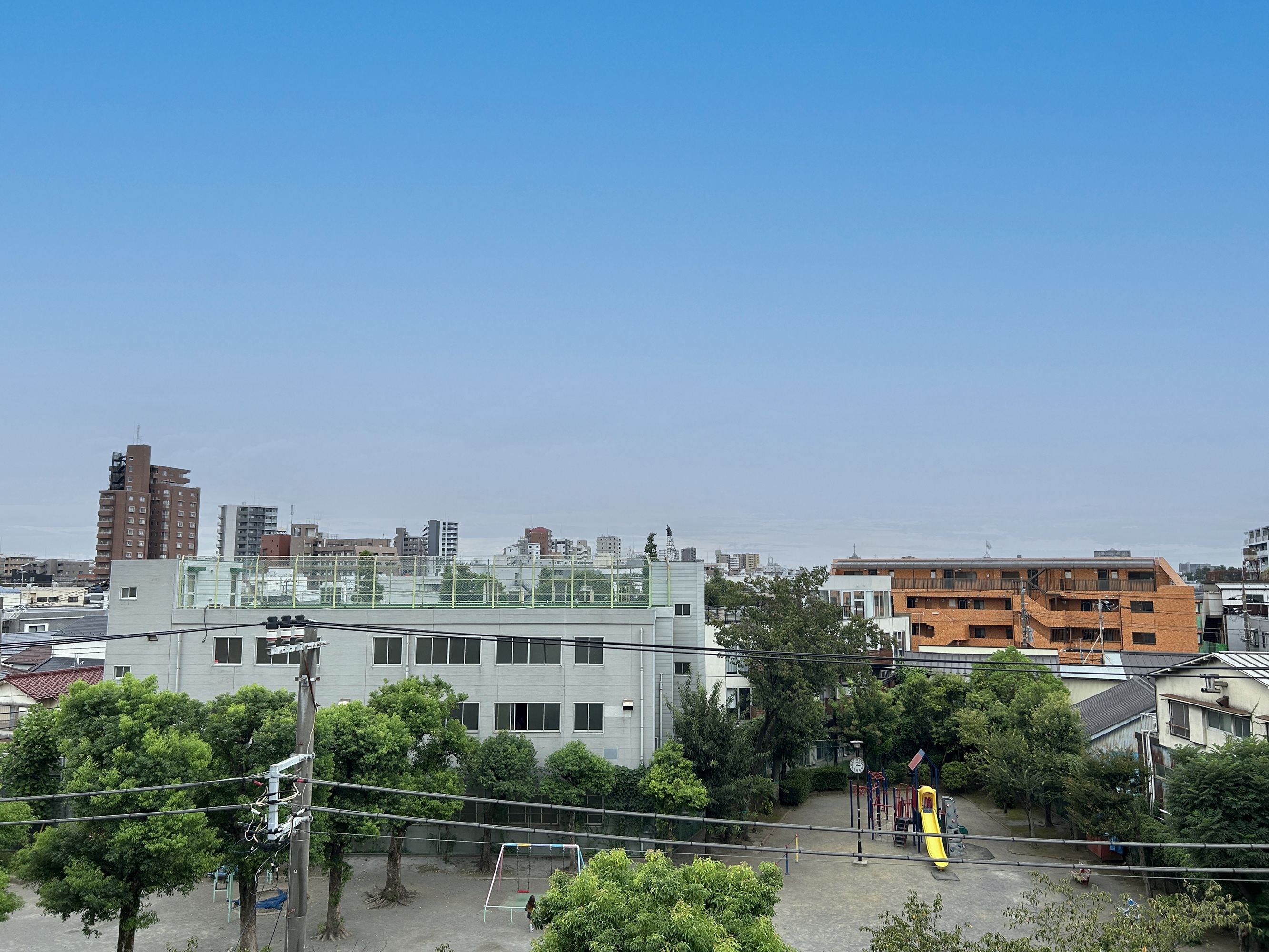 公園や住宅街の周辺施設が見える外観写真