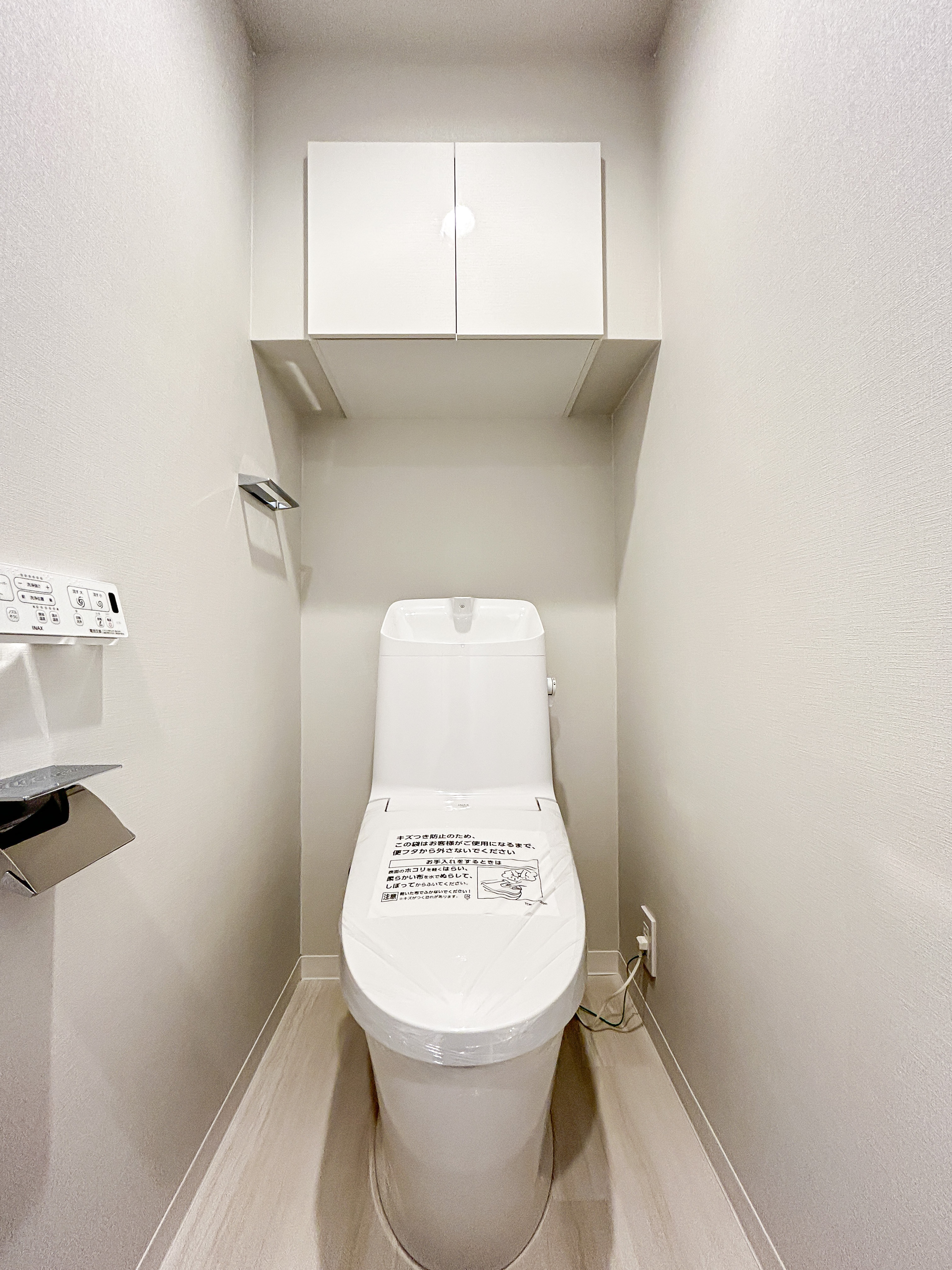 便器が主体のトイレ内部写真