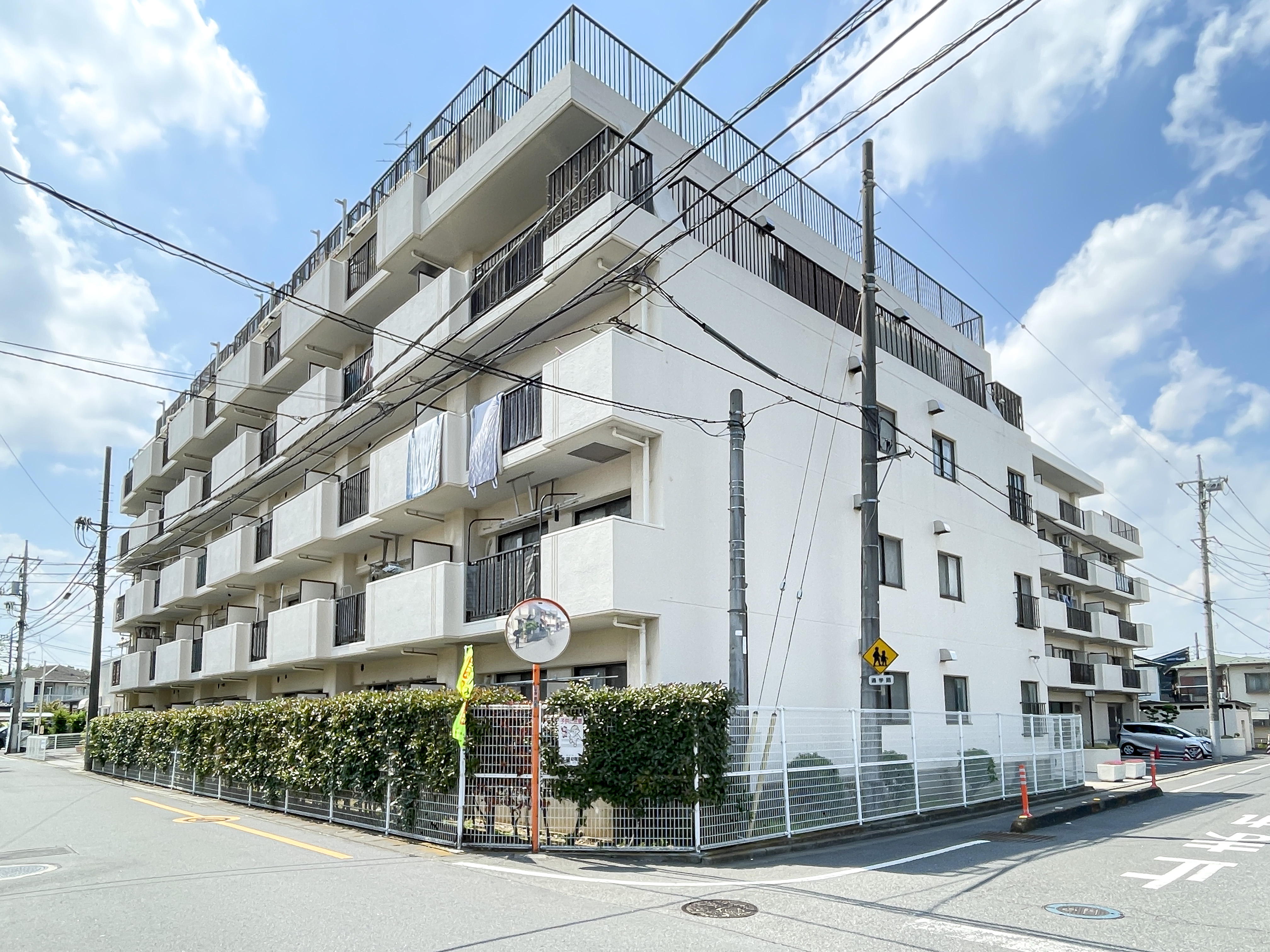 アパートの外観を撮影した建物画像