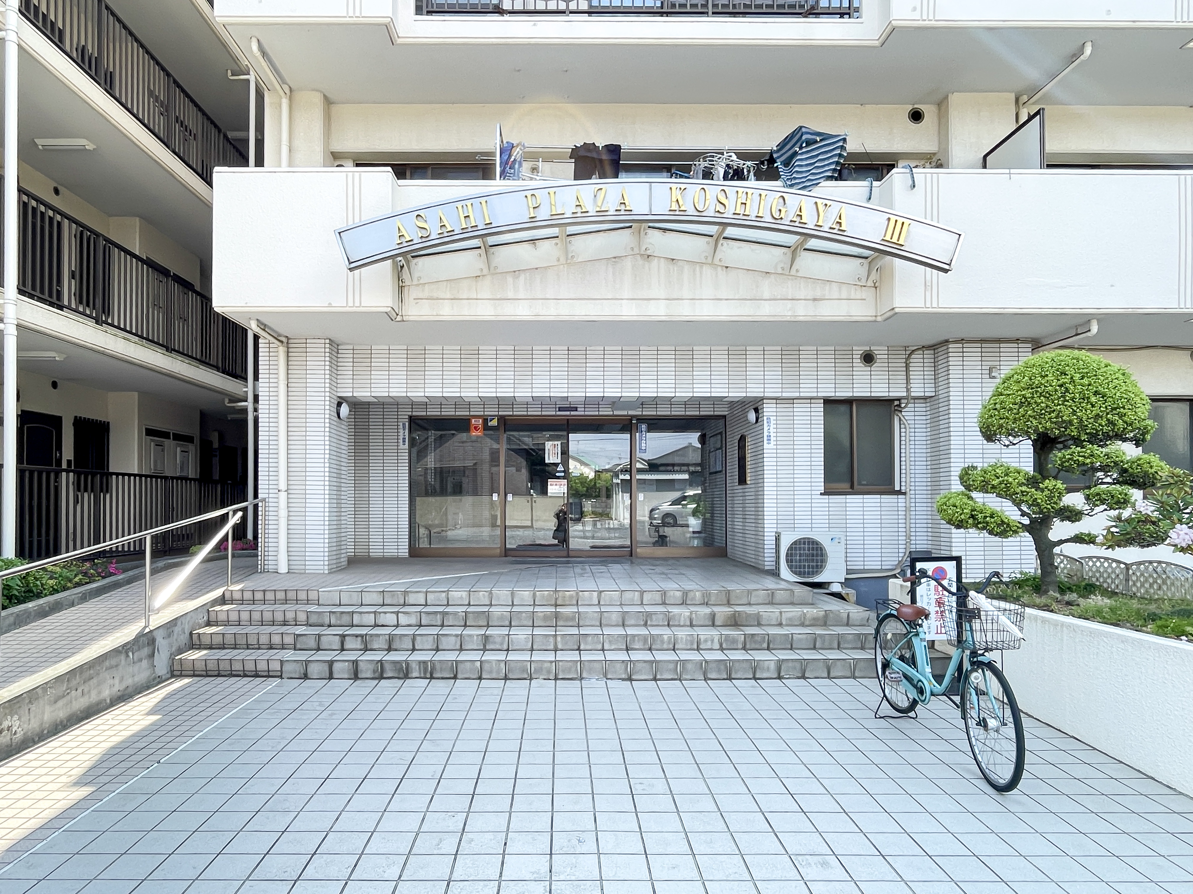 建物の正面入口と周辺が主体の外観写真