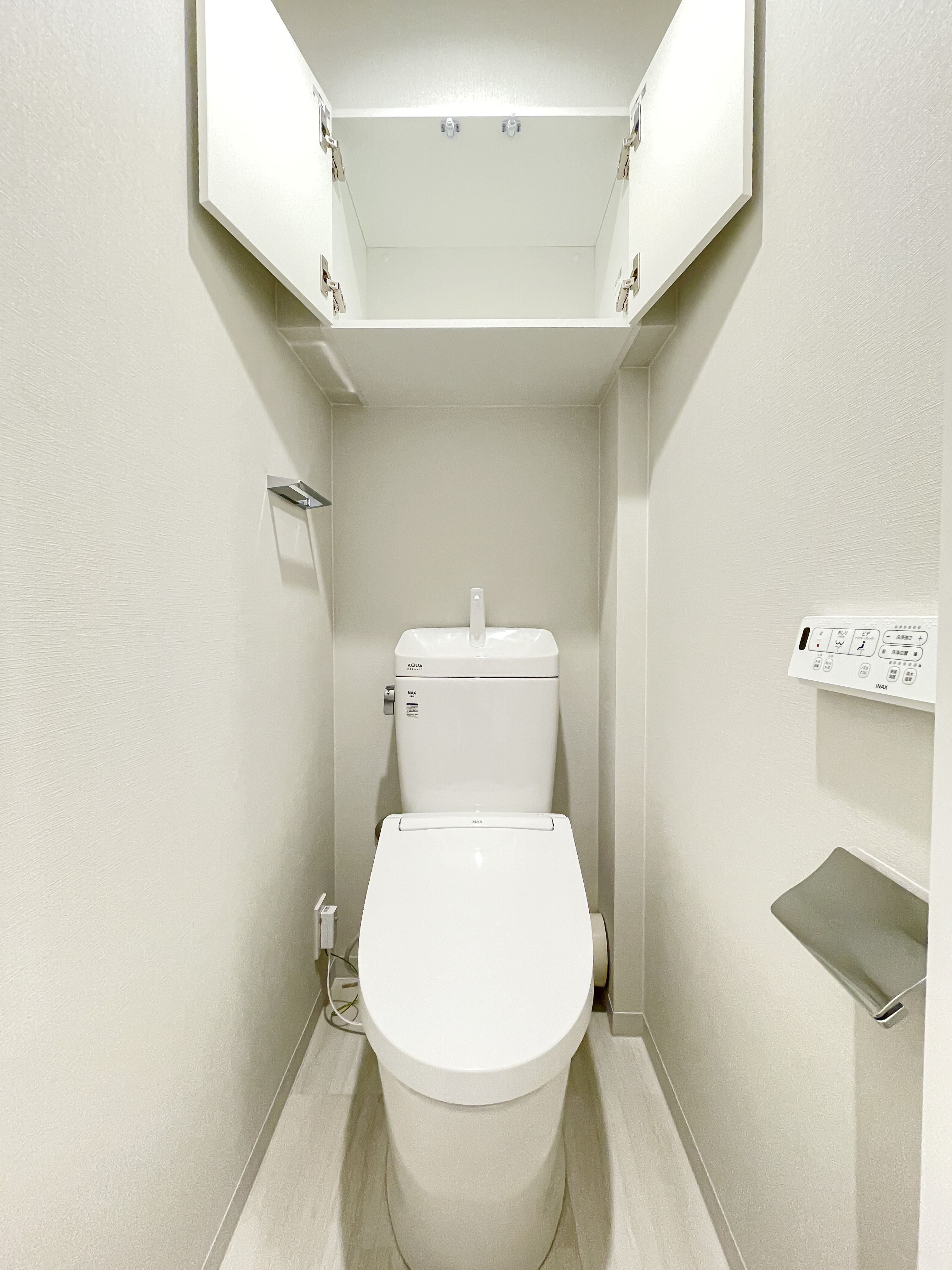 便器が主体のトイレ室の写真