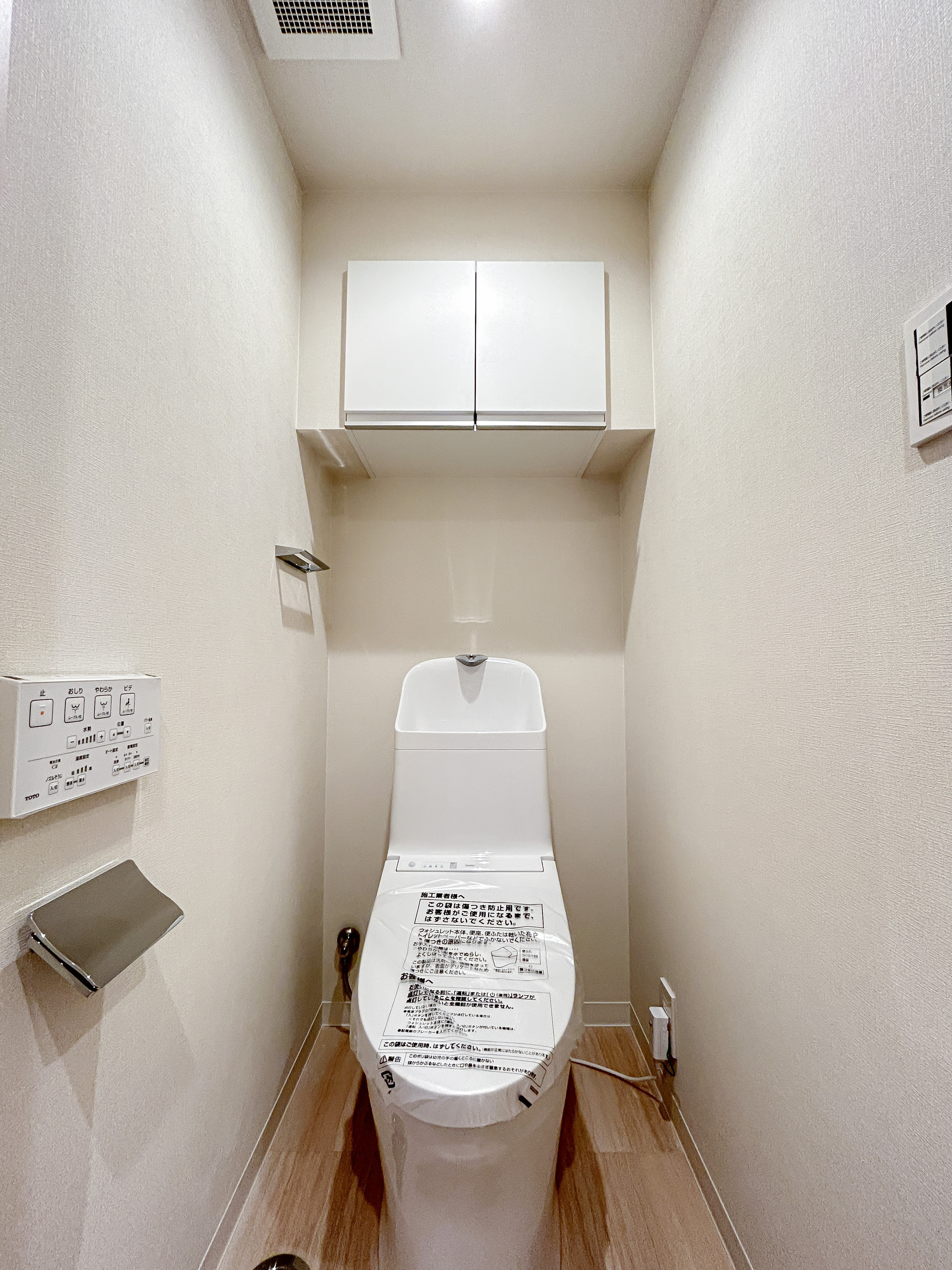 便器が主体のトイレ内部写真