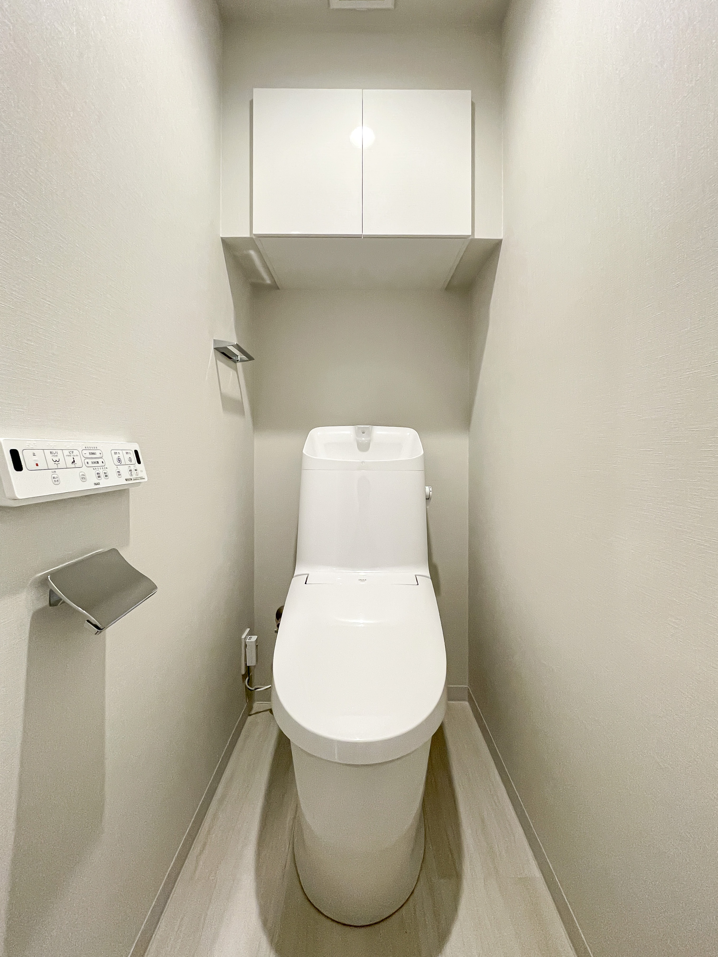 便器が主体のトイレの室内写真