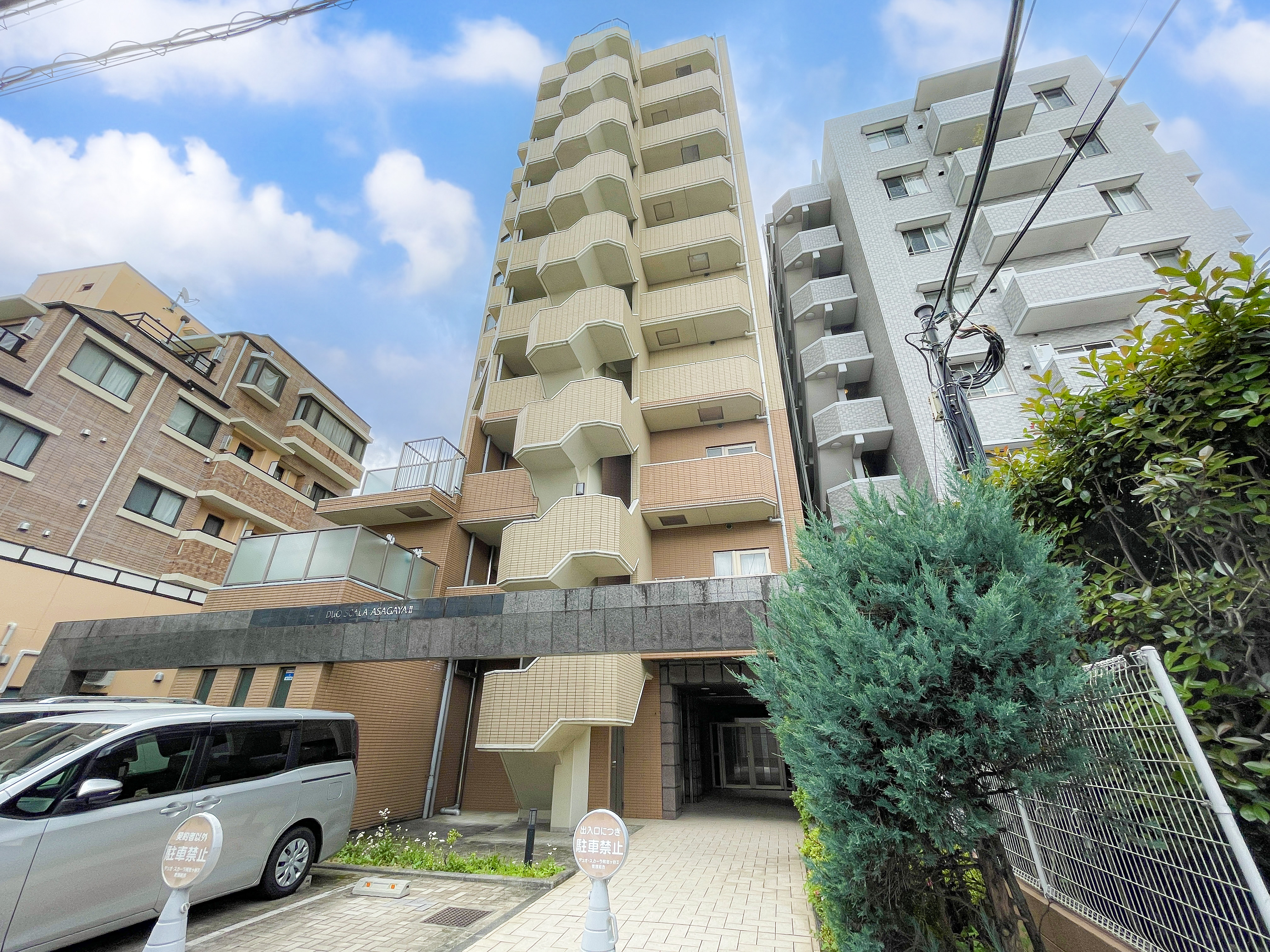 外観:建物の外観全体を撮影した画像で、周辺環境や駐車場も含みつつ、建物本体が主要な被写体