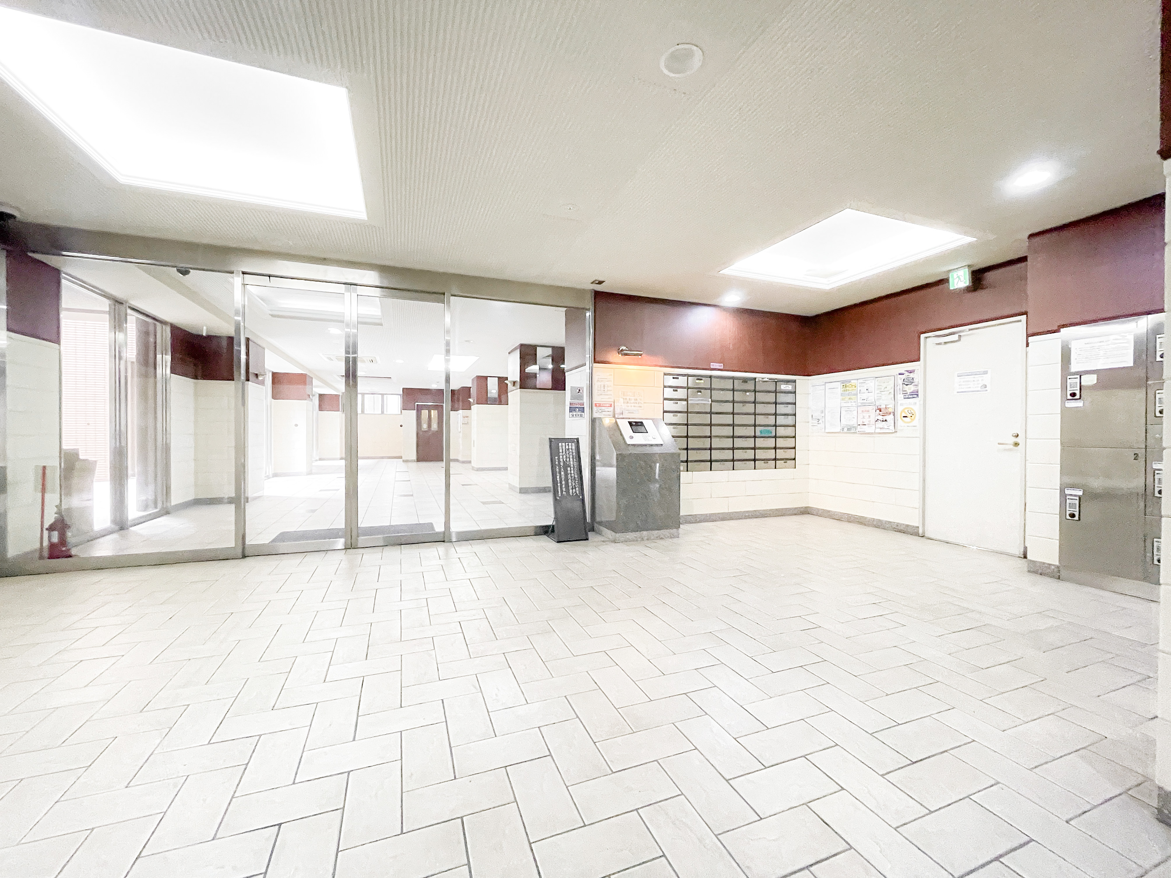 エントランスホールや廊下、郵便受けなど共用部分を撮影した写真