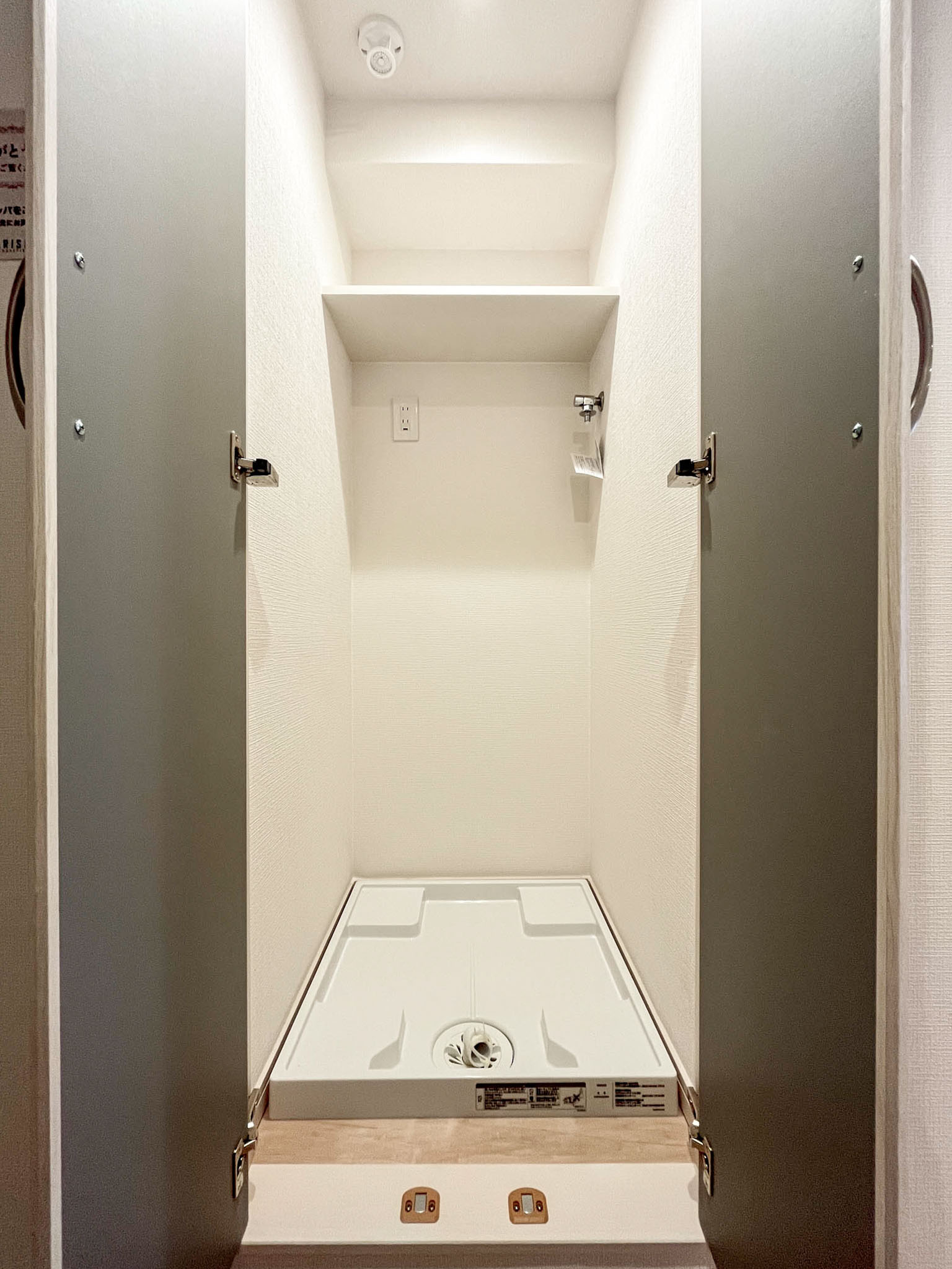 便器が主体のトイレ内部を撮影した画像
