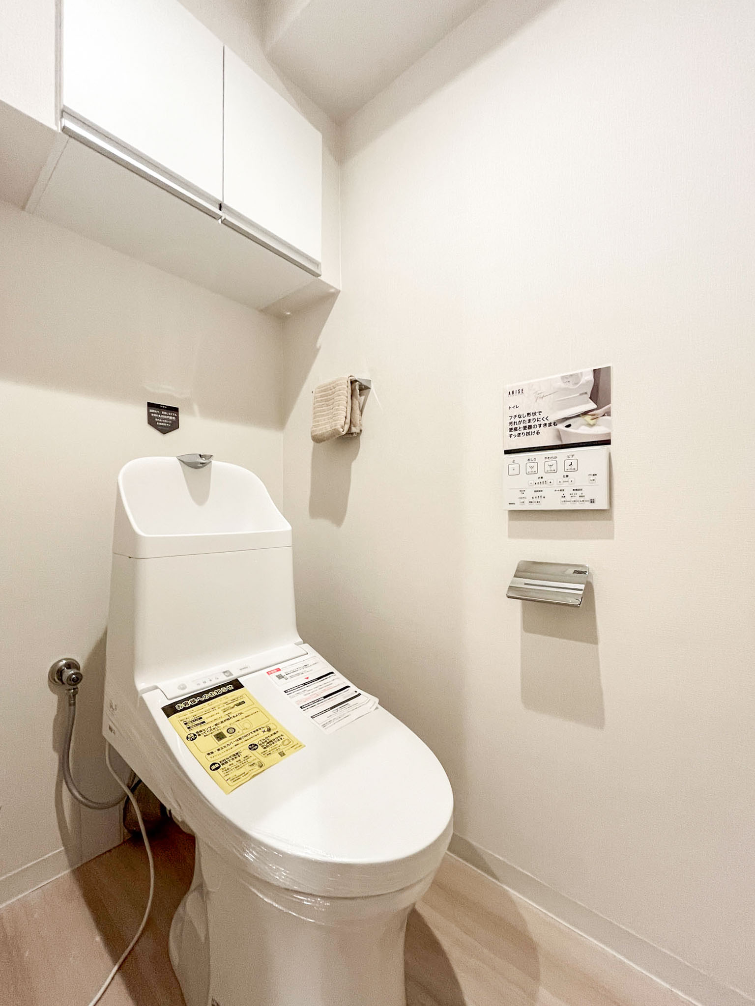 キッチン:システムキッチンと調理台などの設備が主体の室内写真