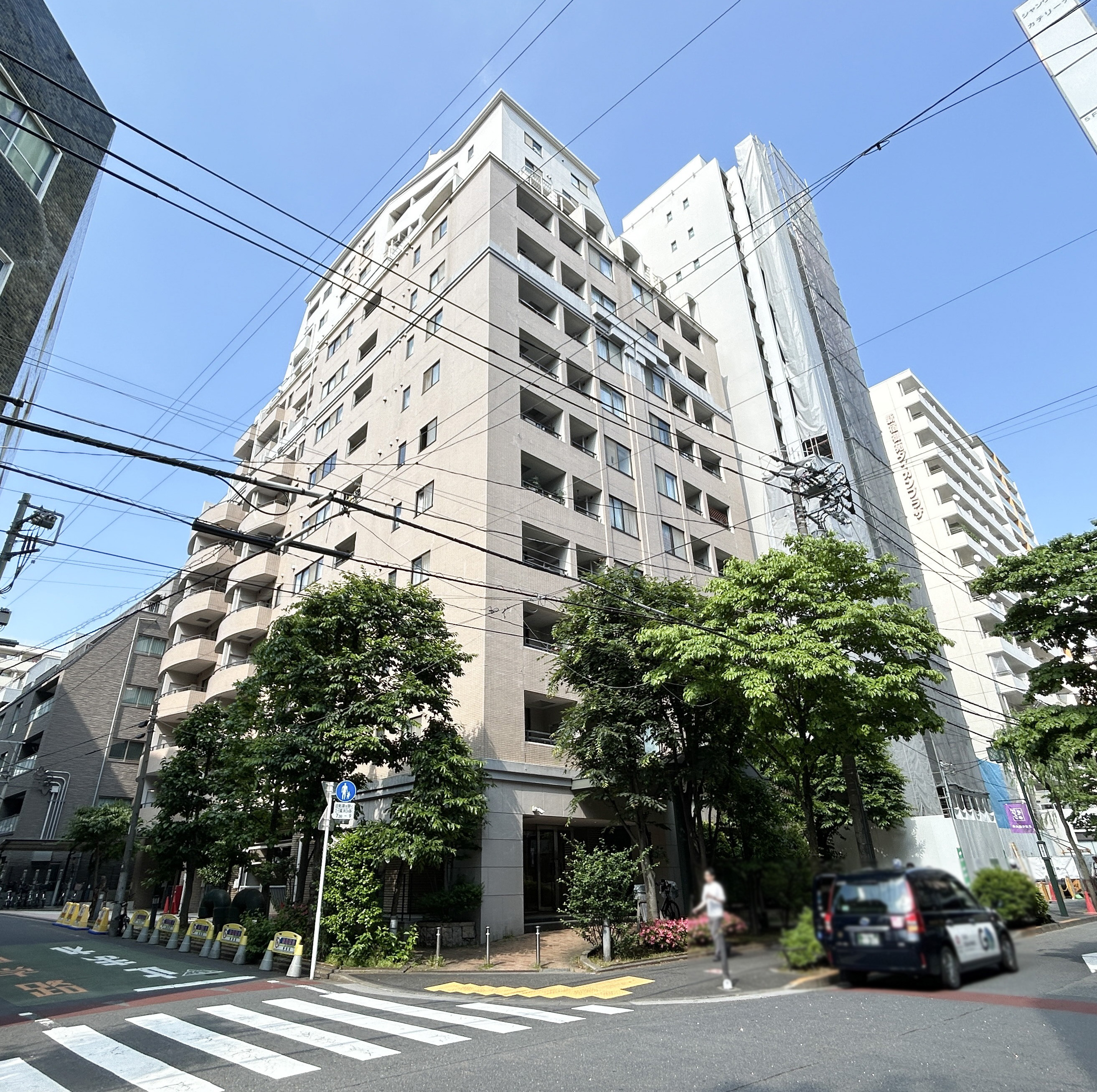 外観:建物の外観を撮影した画像で、周辺環境が一部含まれているが、主役は建物本体