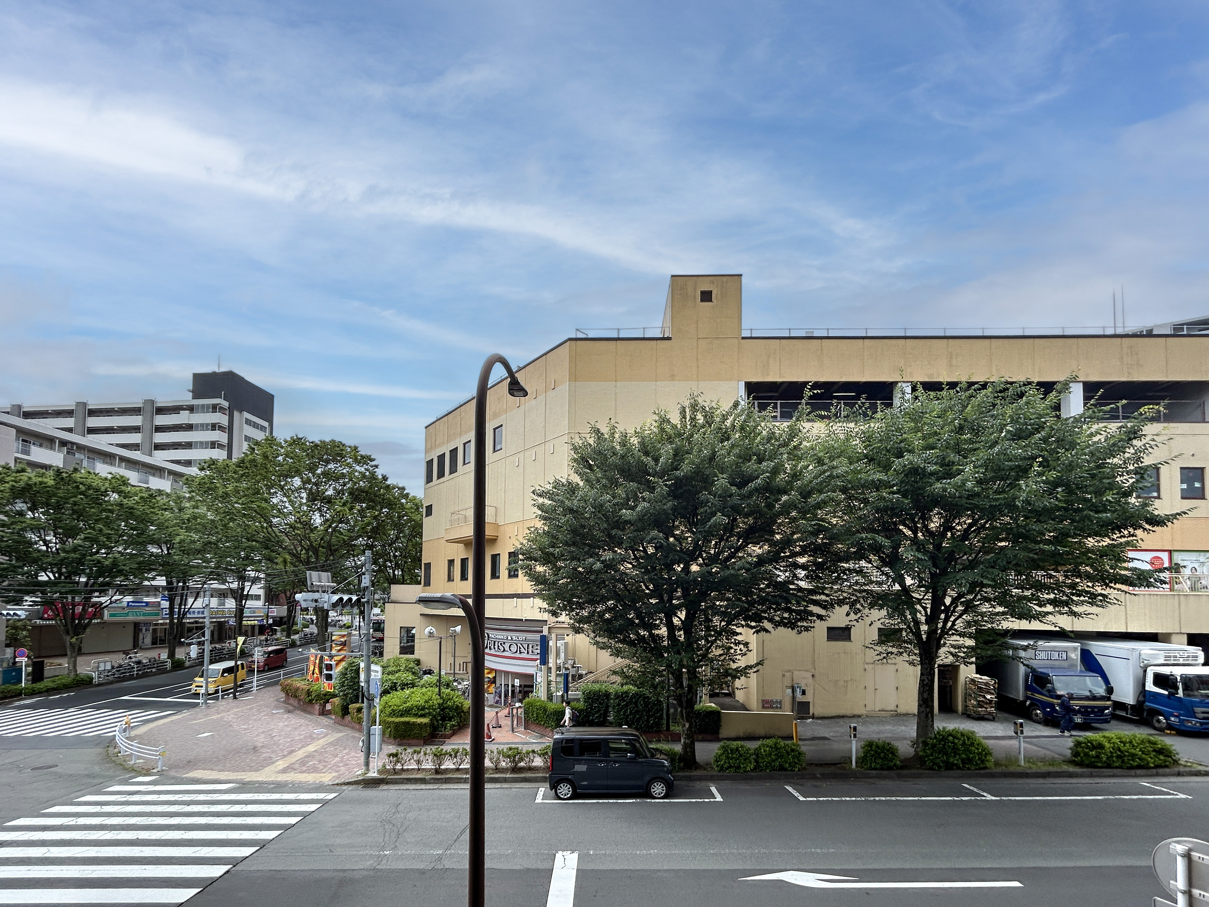 建物の外観が主体の街角風景