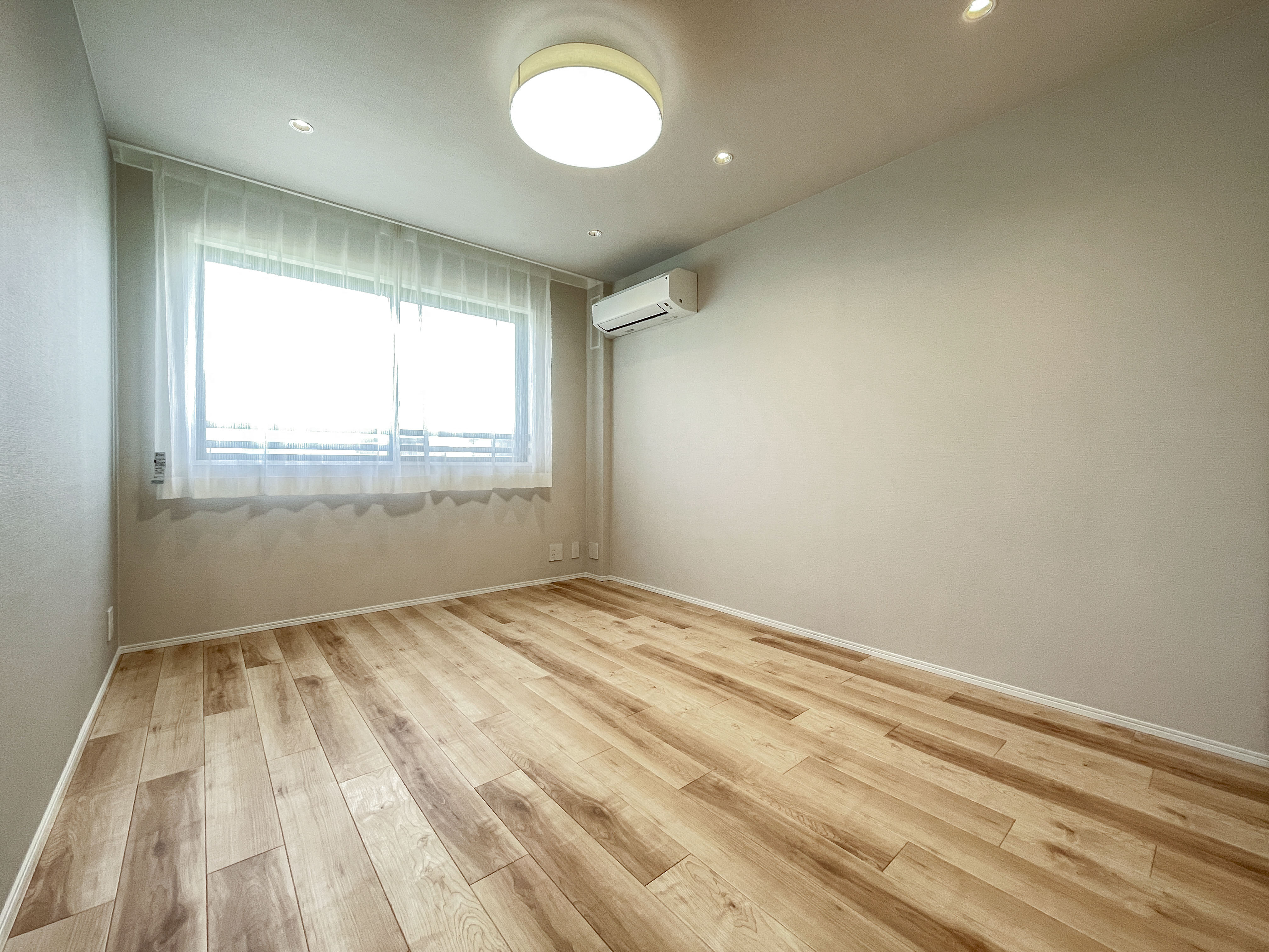 洋室（Western-style room）の室内写真で、畳や和室の要素がなく、単独の個室として撮影された内容