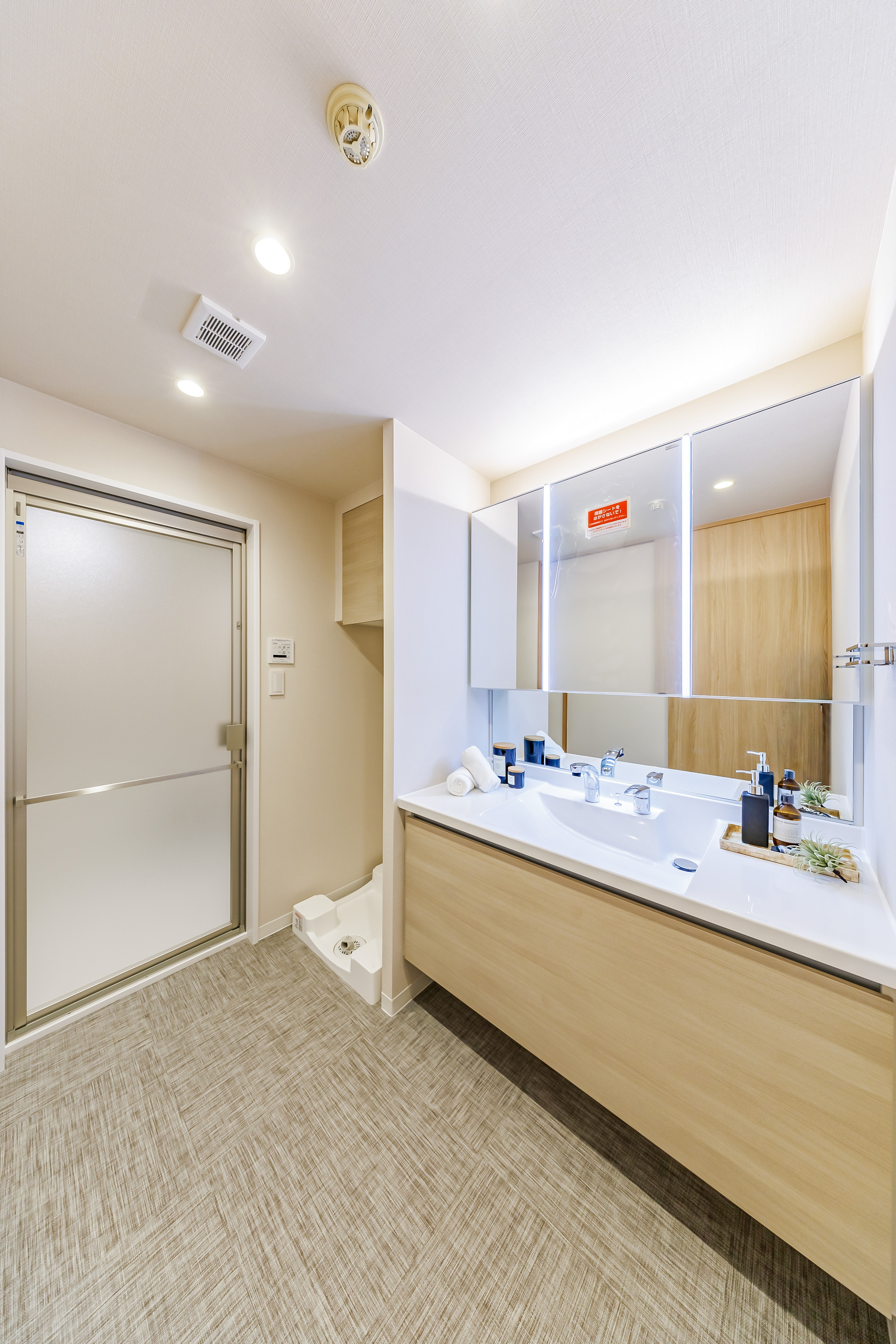 洗面台とトイレが一体となった洗面室の室内写真