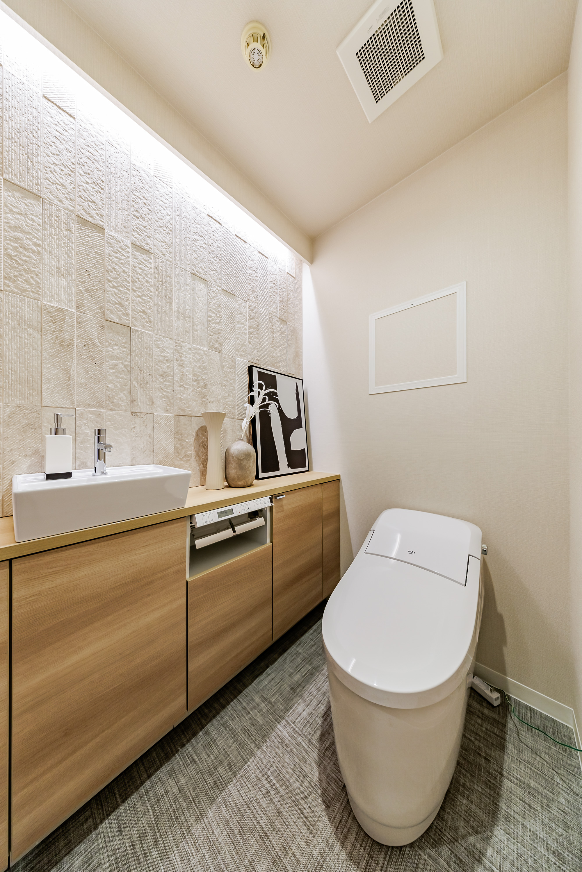 洗面台とキャビネットが主体の空間で、トイレも併設されているが、主役は洗面台エリア