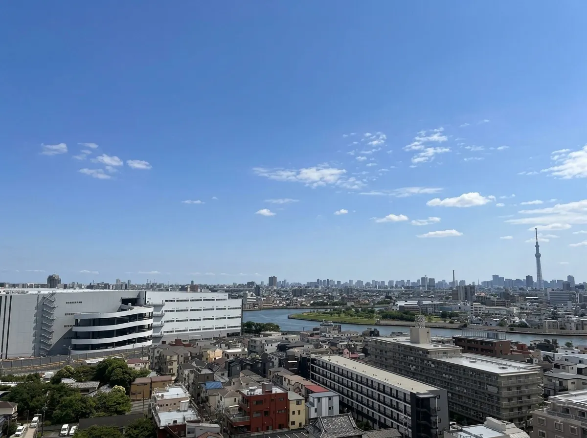窓やバルコニーからの都市景観を捉えた眺望写真