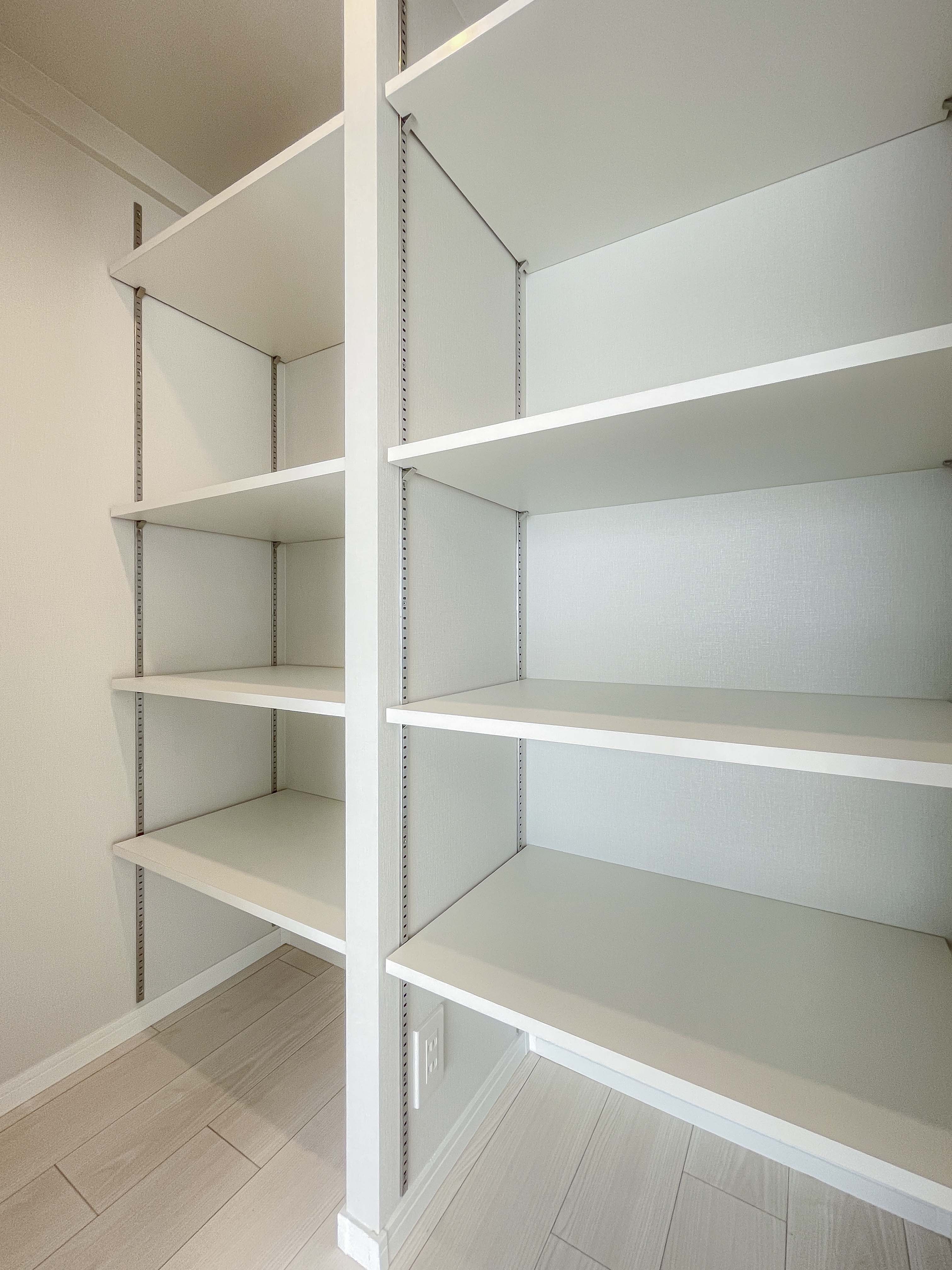納戸や収納スペースが主体の室内写真