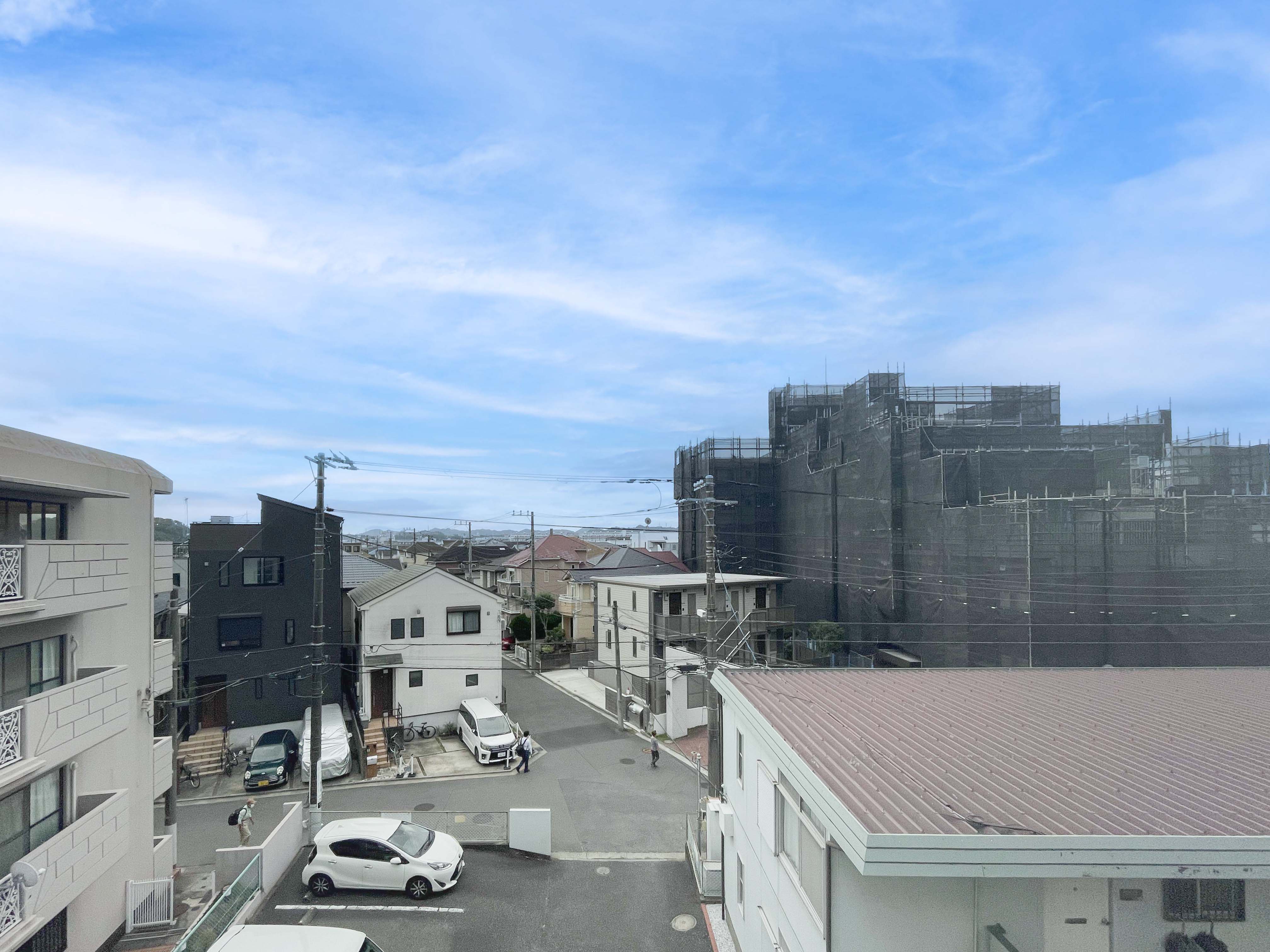 道路や建物が写る周辺の街並みを捉えた画像
