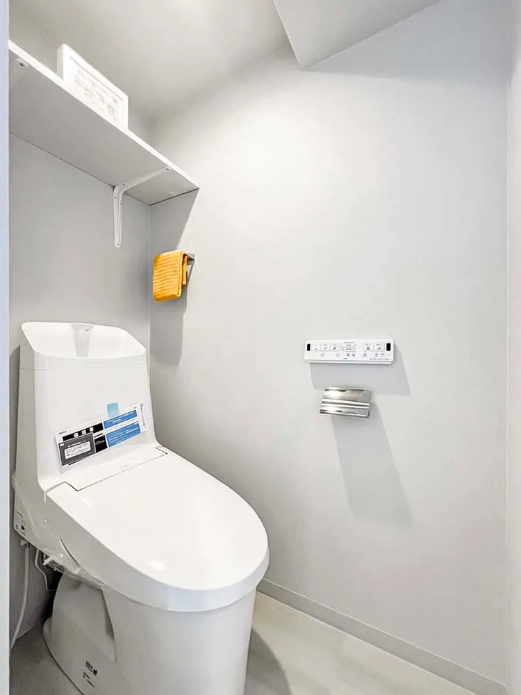 便器が主体のトイレの室内写真