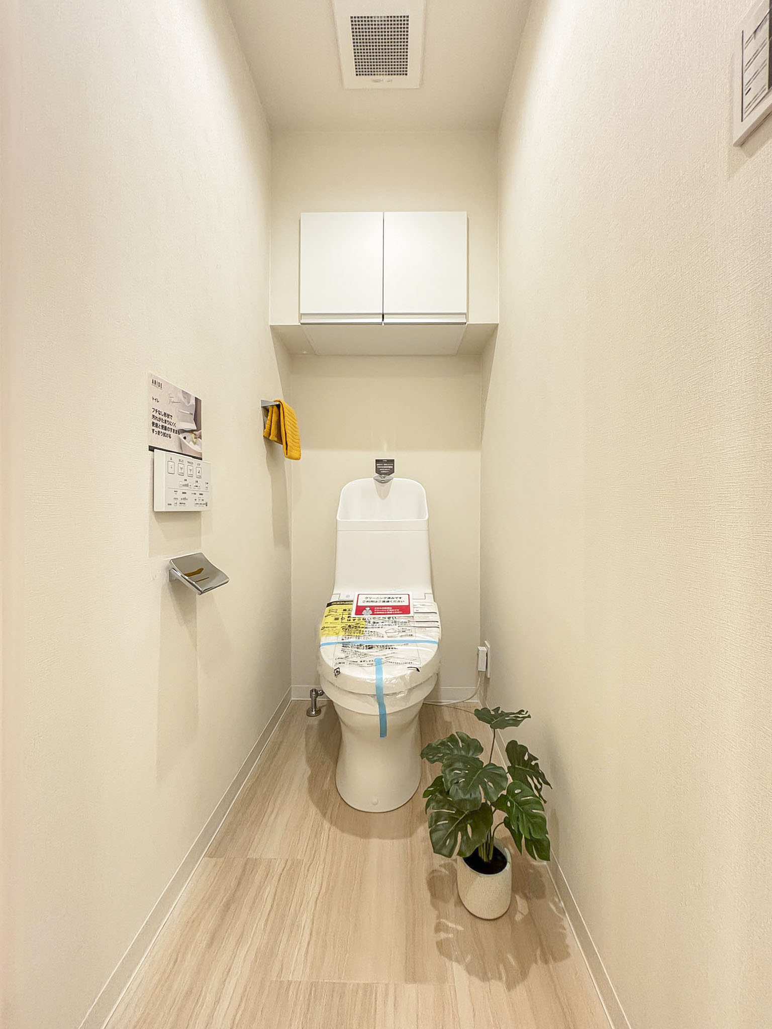 便器が中心のトイレの室内写真