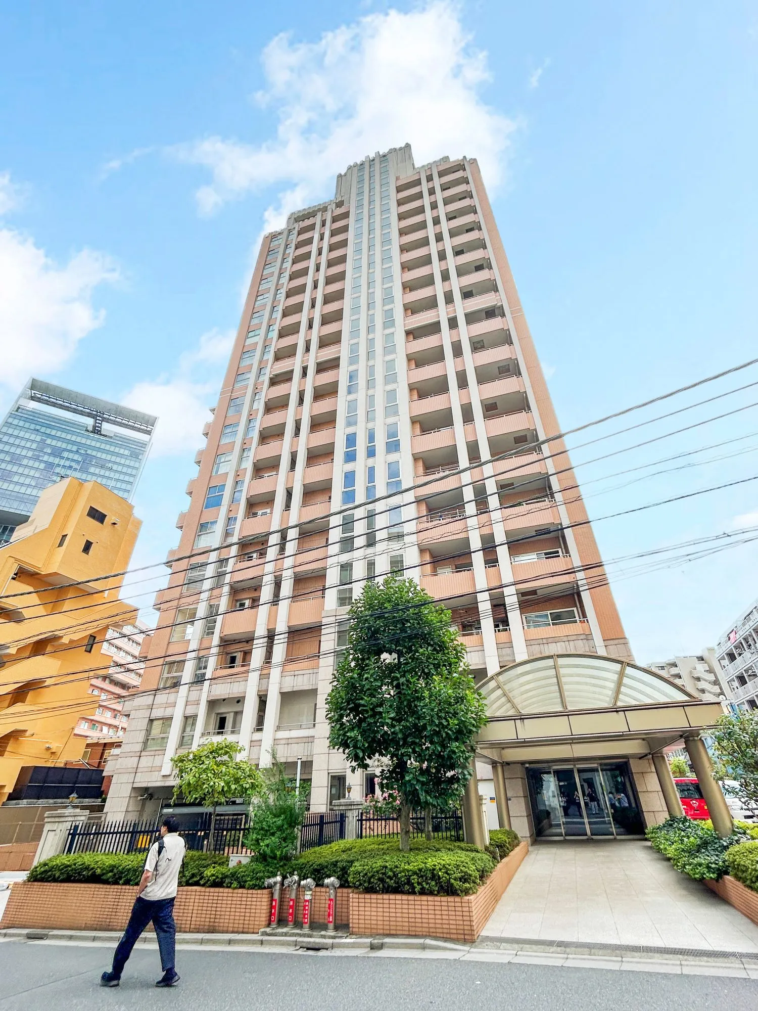 高層マンションの外観を主体に撮影した画像