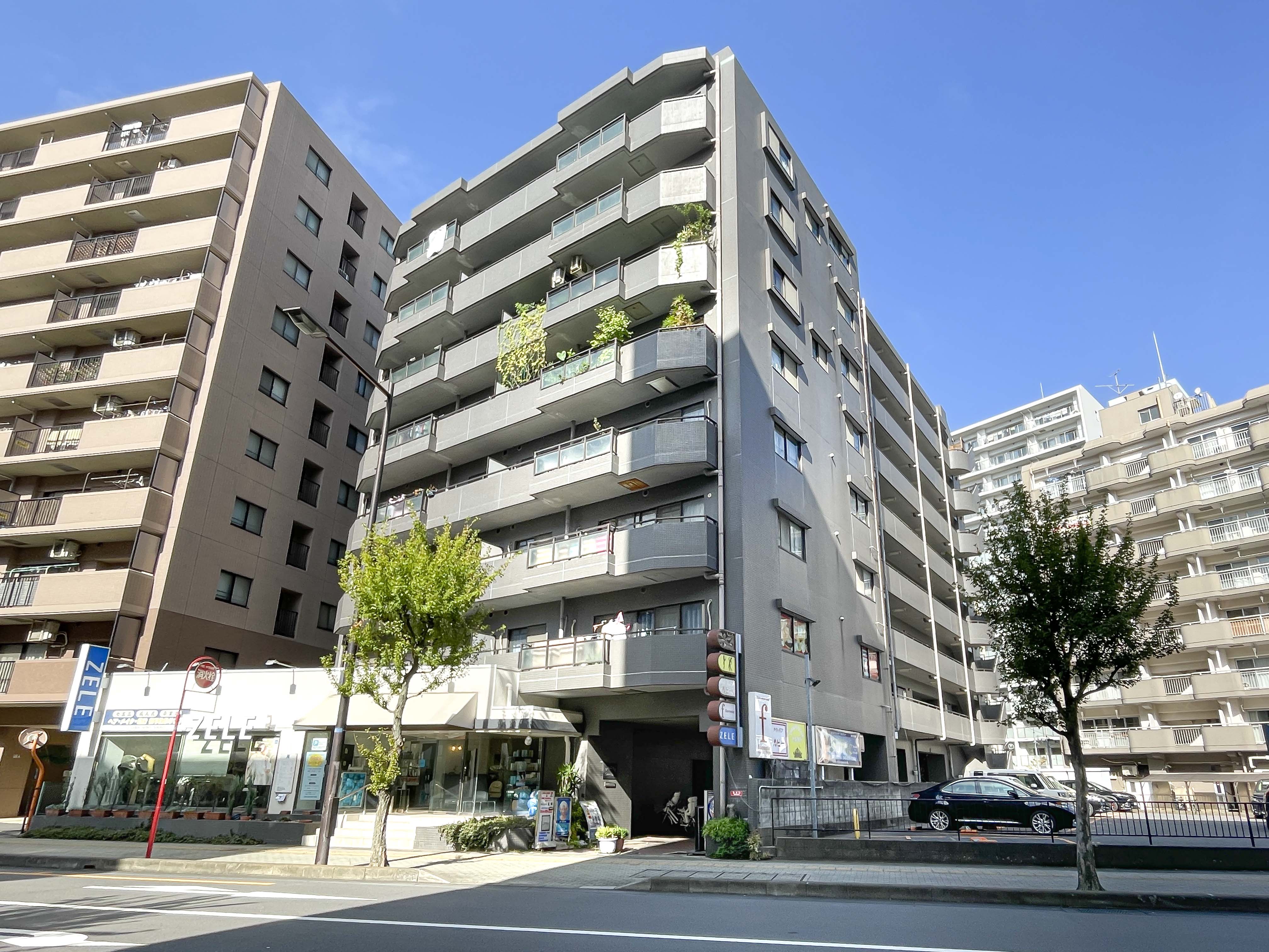 建物の外観が主体で、バルコニー、周囲の道路・商店などが含まれる