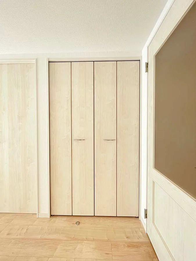 洋室のクロゼット部分を撮影した室内写真