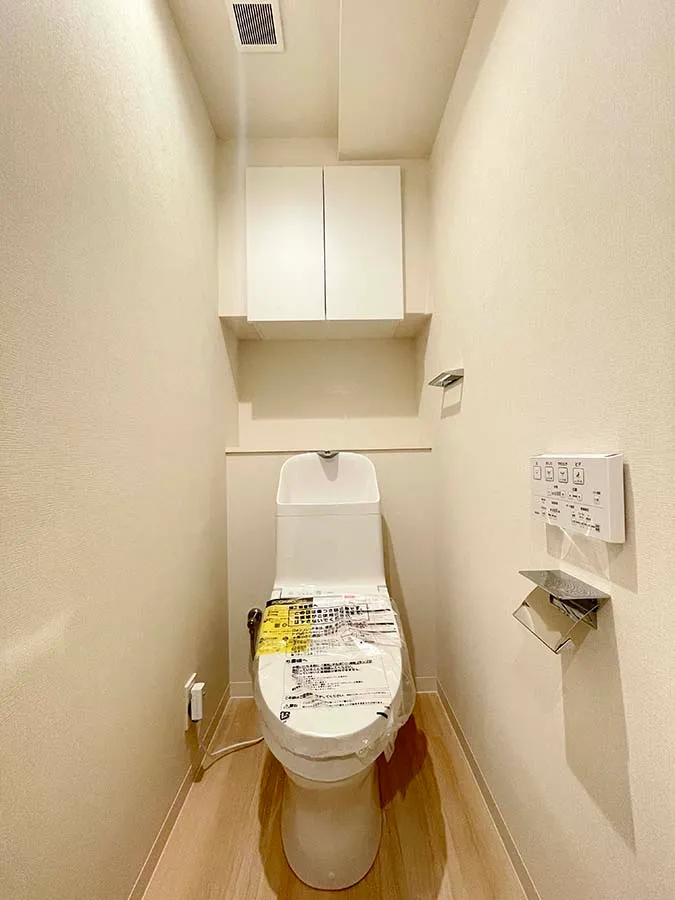 便器が主体のトイレ室内写真