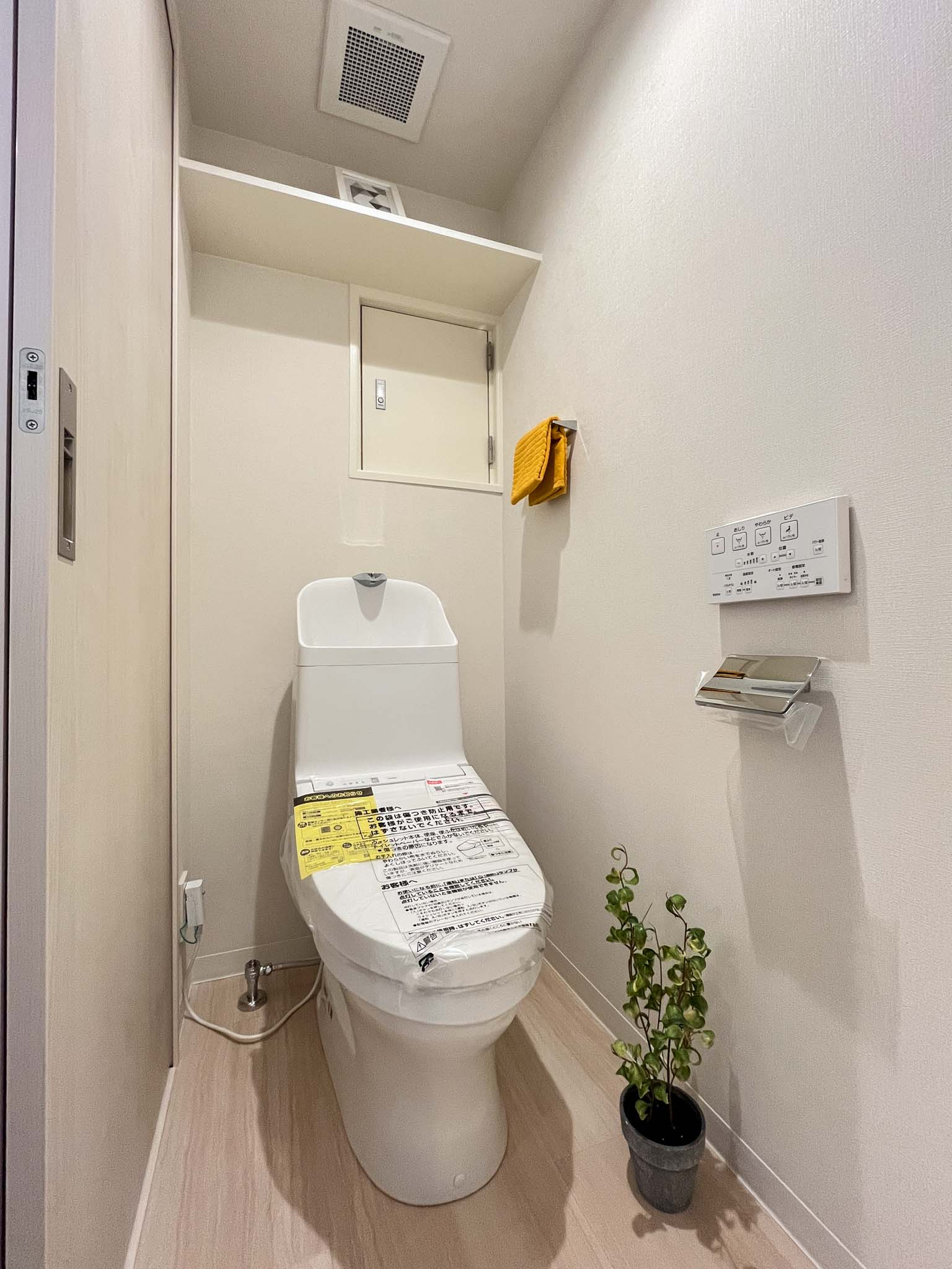 便器が主体のトイレ内部の写真