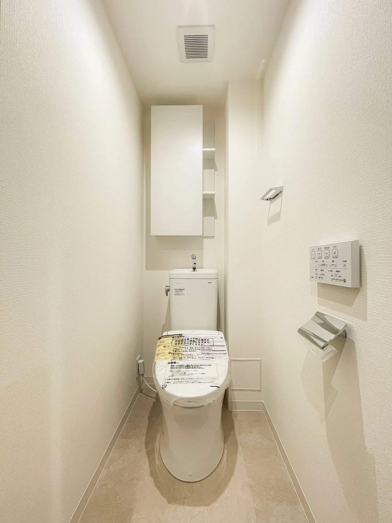 便器が主体で、トイレの機能と制御パネルが中心の室内写真
