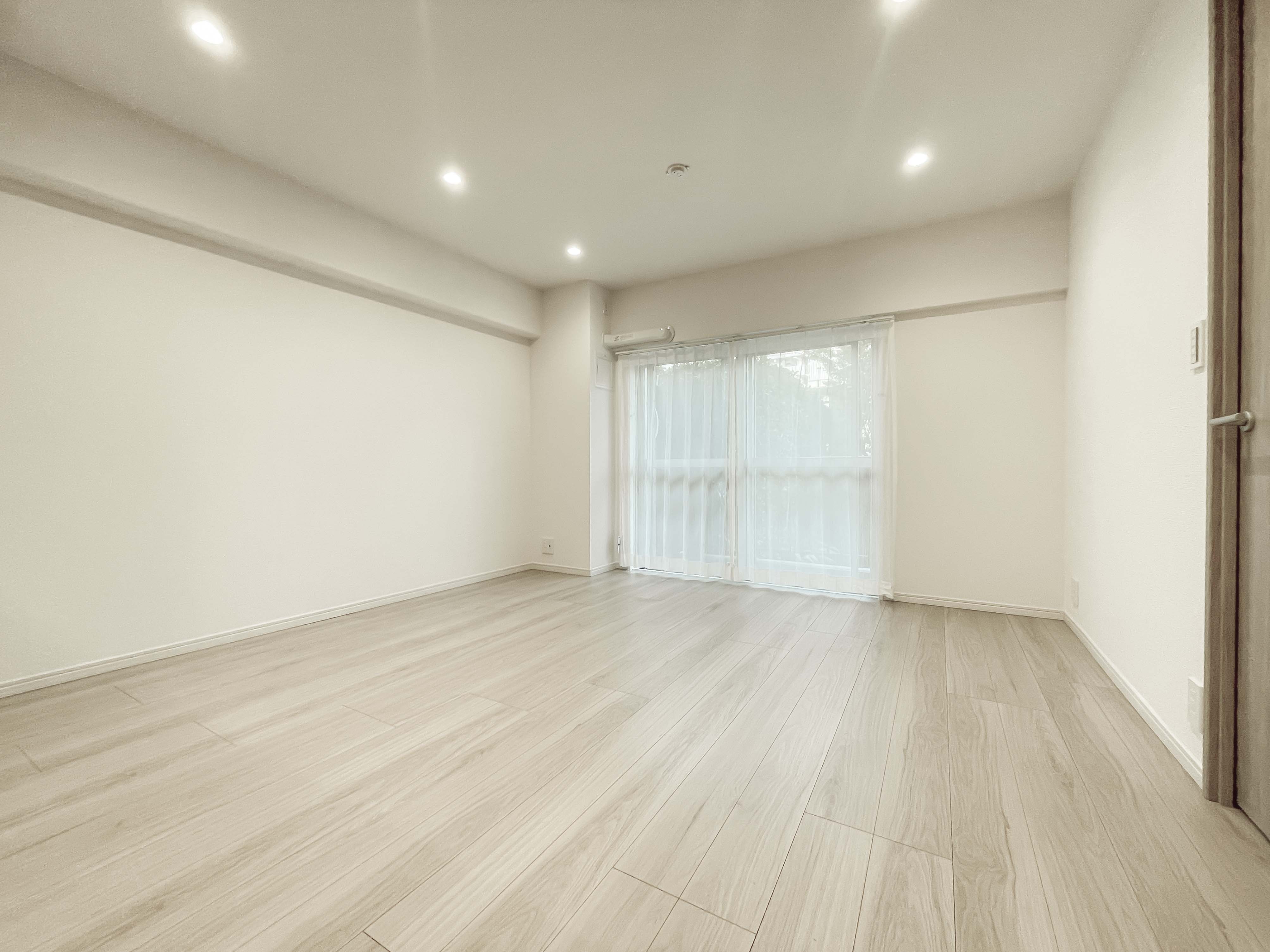 空き部屋のリビング部分を撮影した室内写真