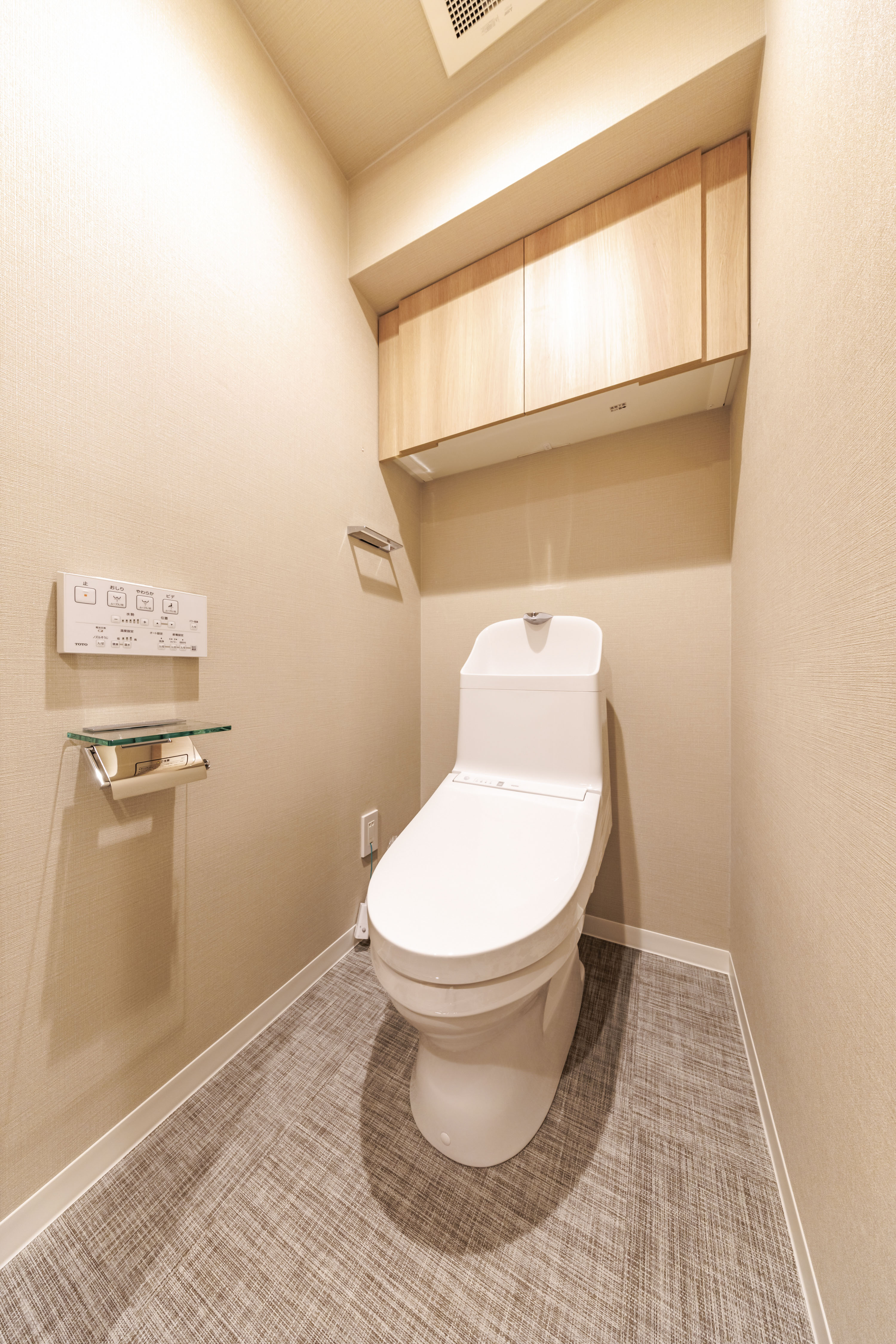 便器が中心に写るトイレの室内写真