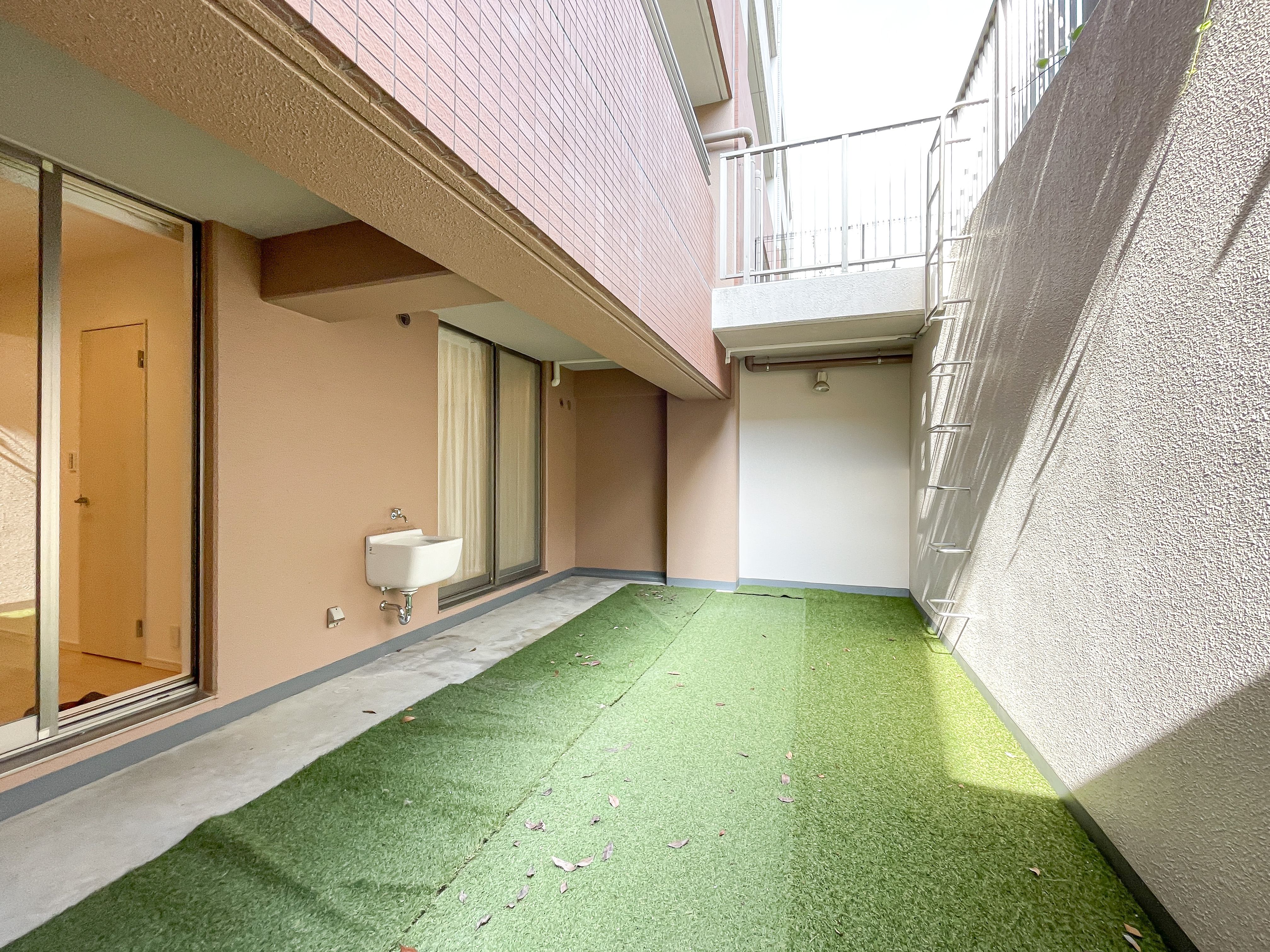 建物の外観と共用部分のテラスが主体の画像