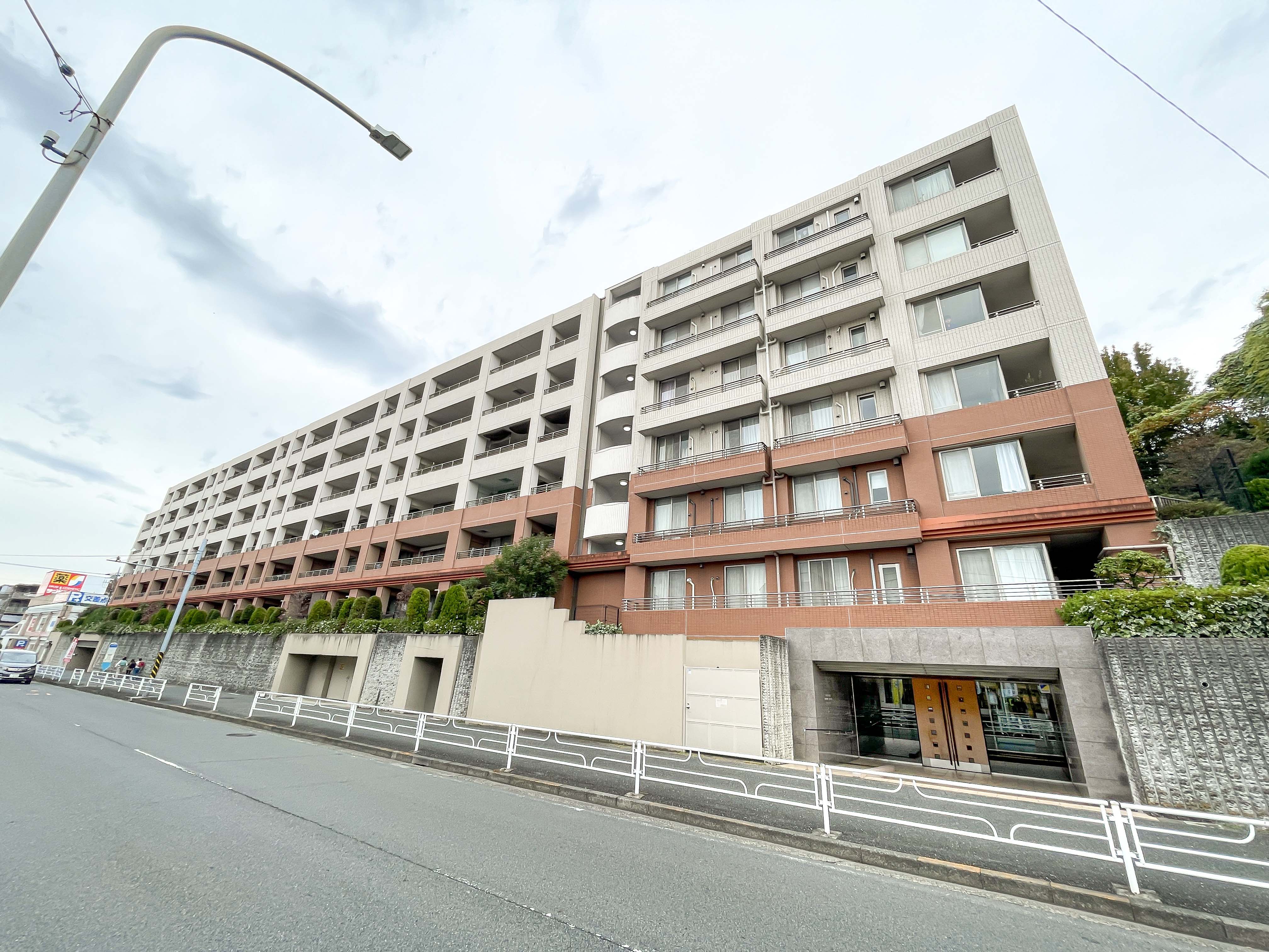 建物の外観全体を捉えた画像