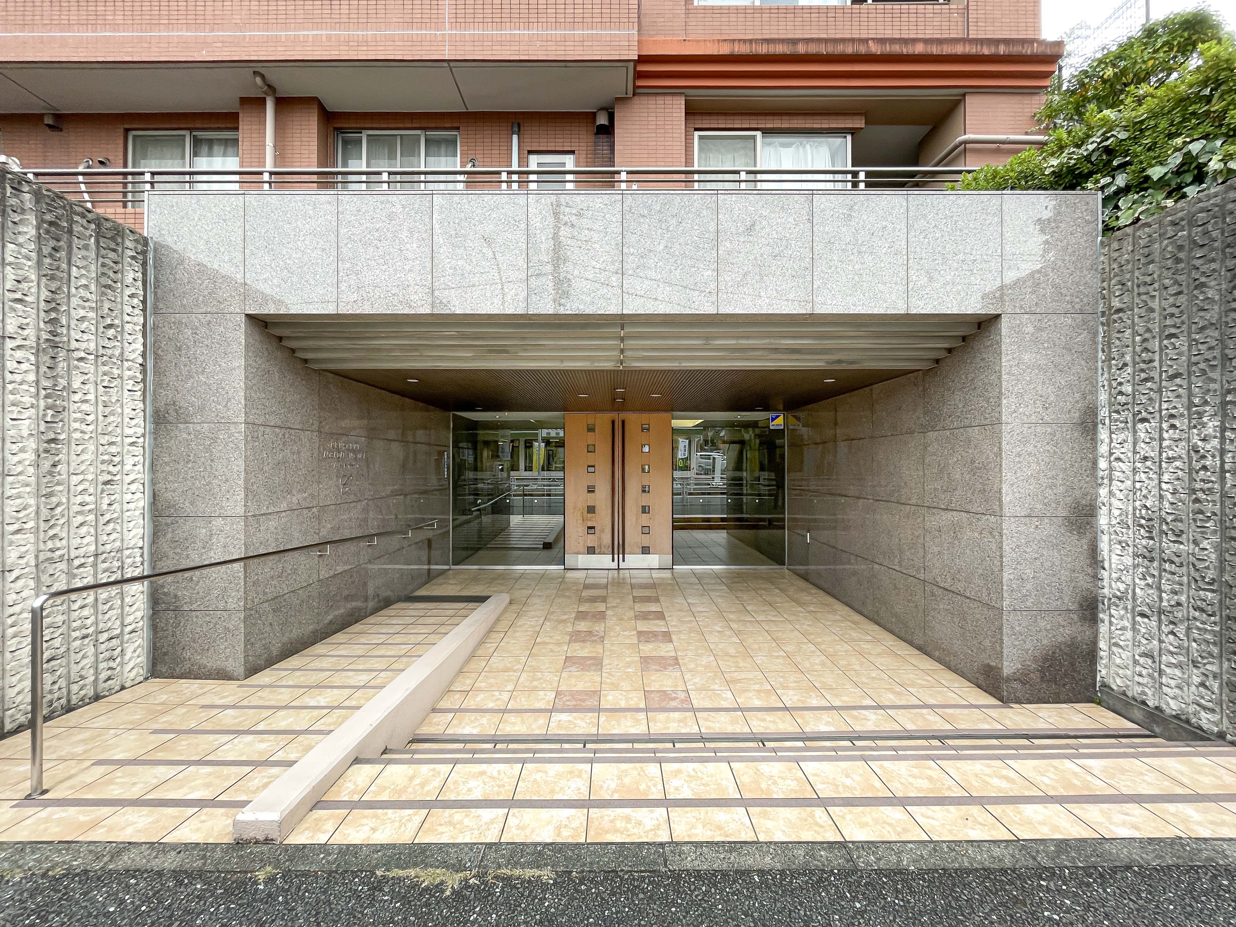 玄関ホールとエントランス部分が主体の画像