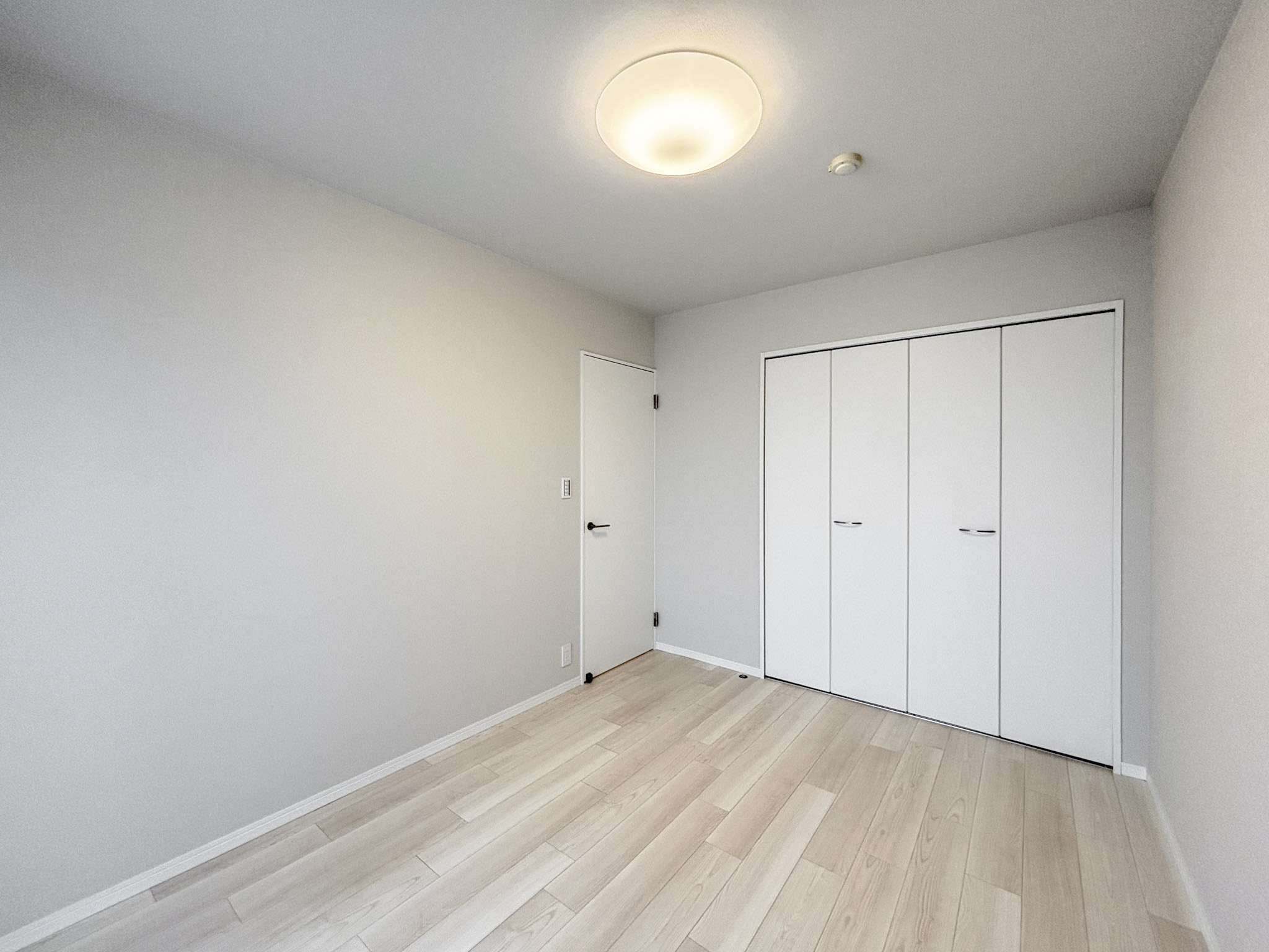 建物の個室として機能する部屋で、クローゼットが主体の室内写真