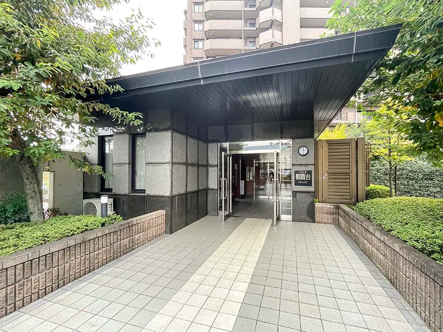建物の外観（玄関周辺）が主体の画像