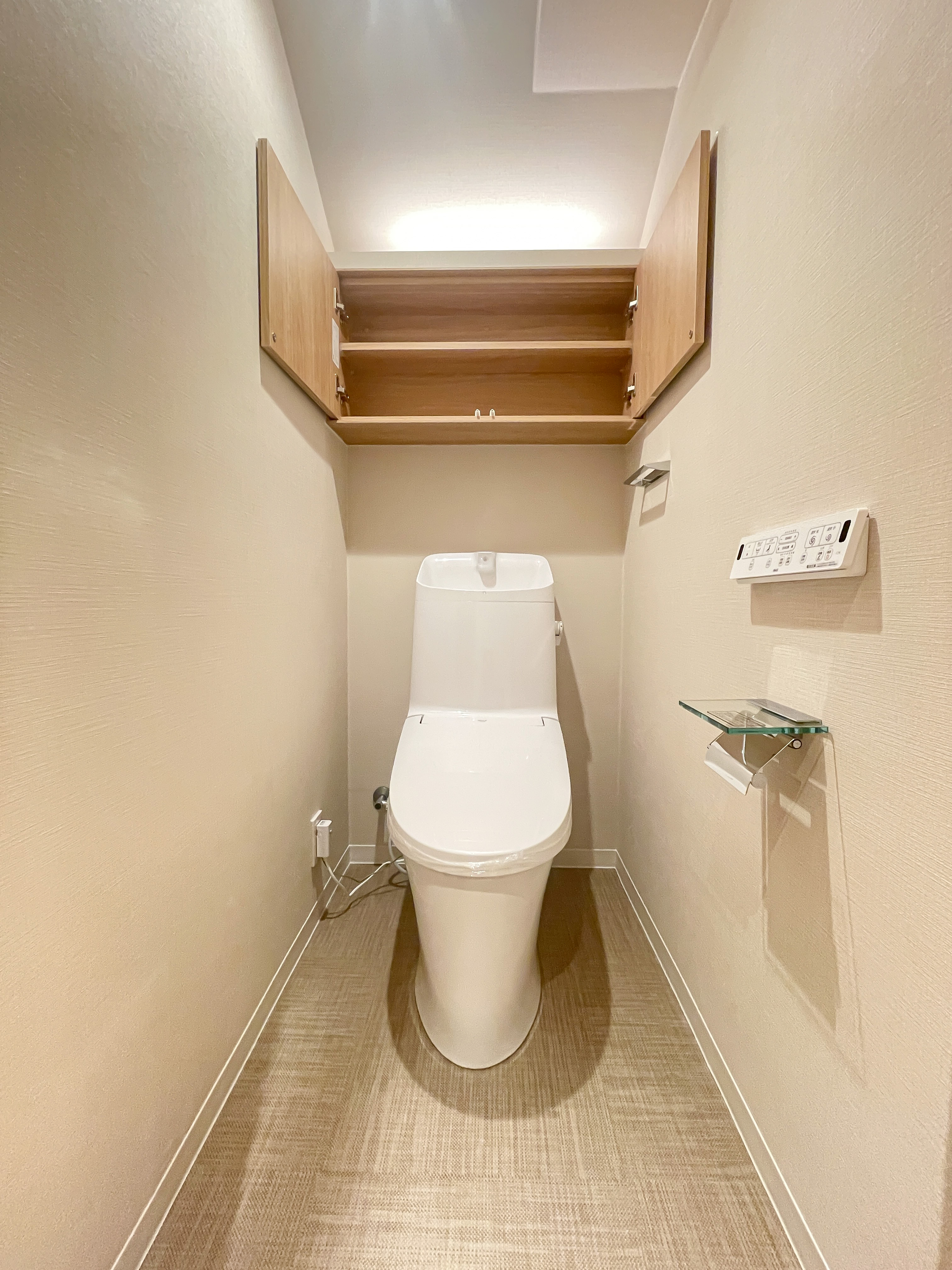 便器が主体のトイレの室内写真