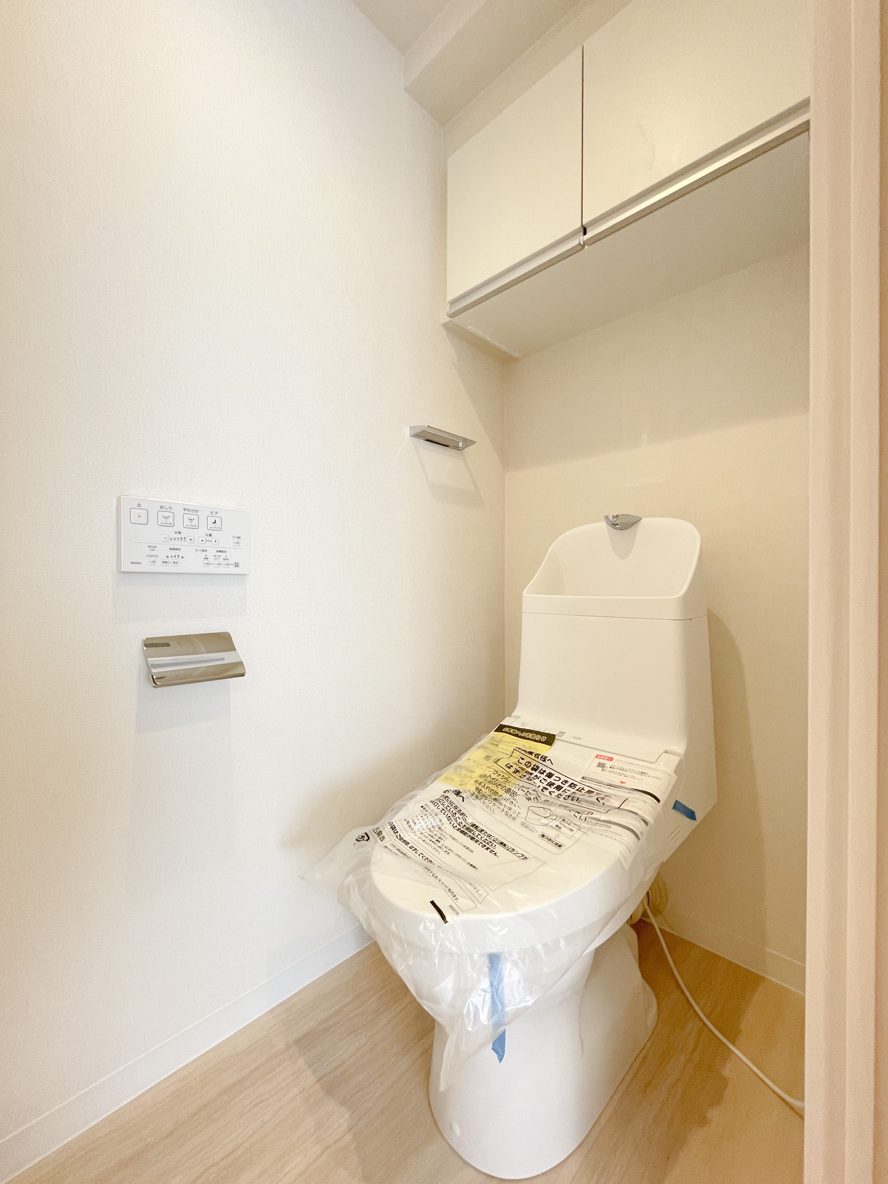 便器が主体のトイレの室内写真