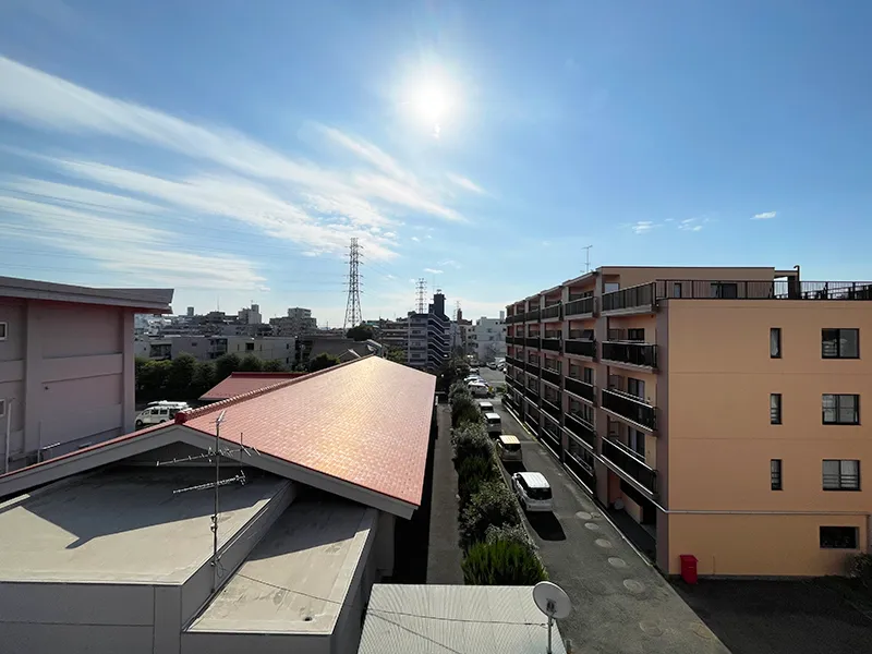 道路や周囲の建物が写る街並みの撮影