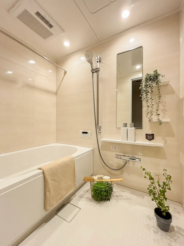 浴室:浴槽、シャワーを中心とした浴室の写真
