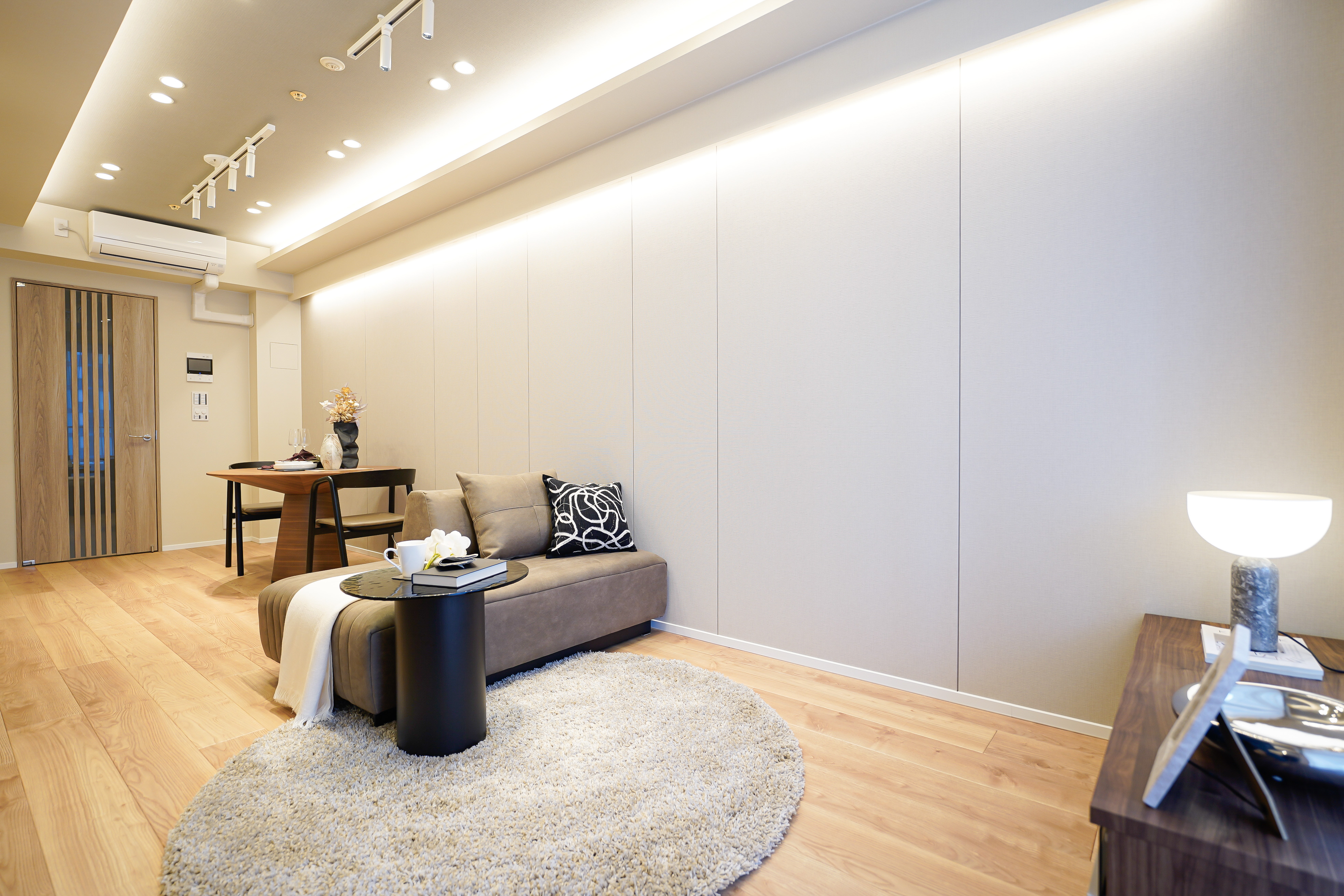 リビングのソファやテーブルを中心としたLDK全体を撮影した室内写真