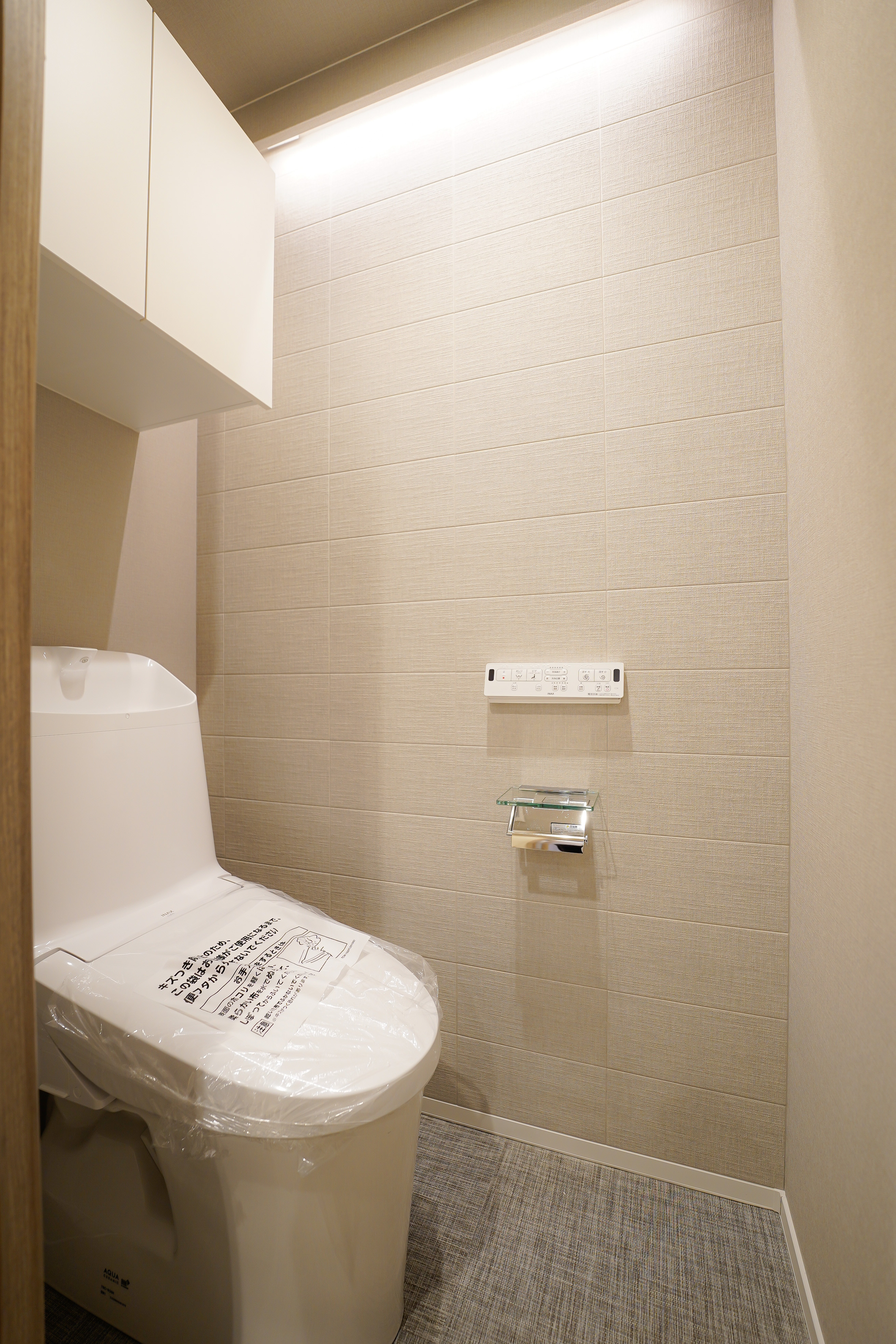 便器が主体のトイレの室内写真