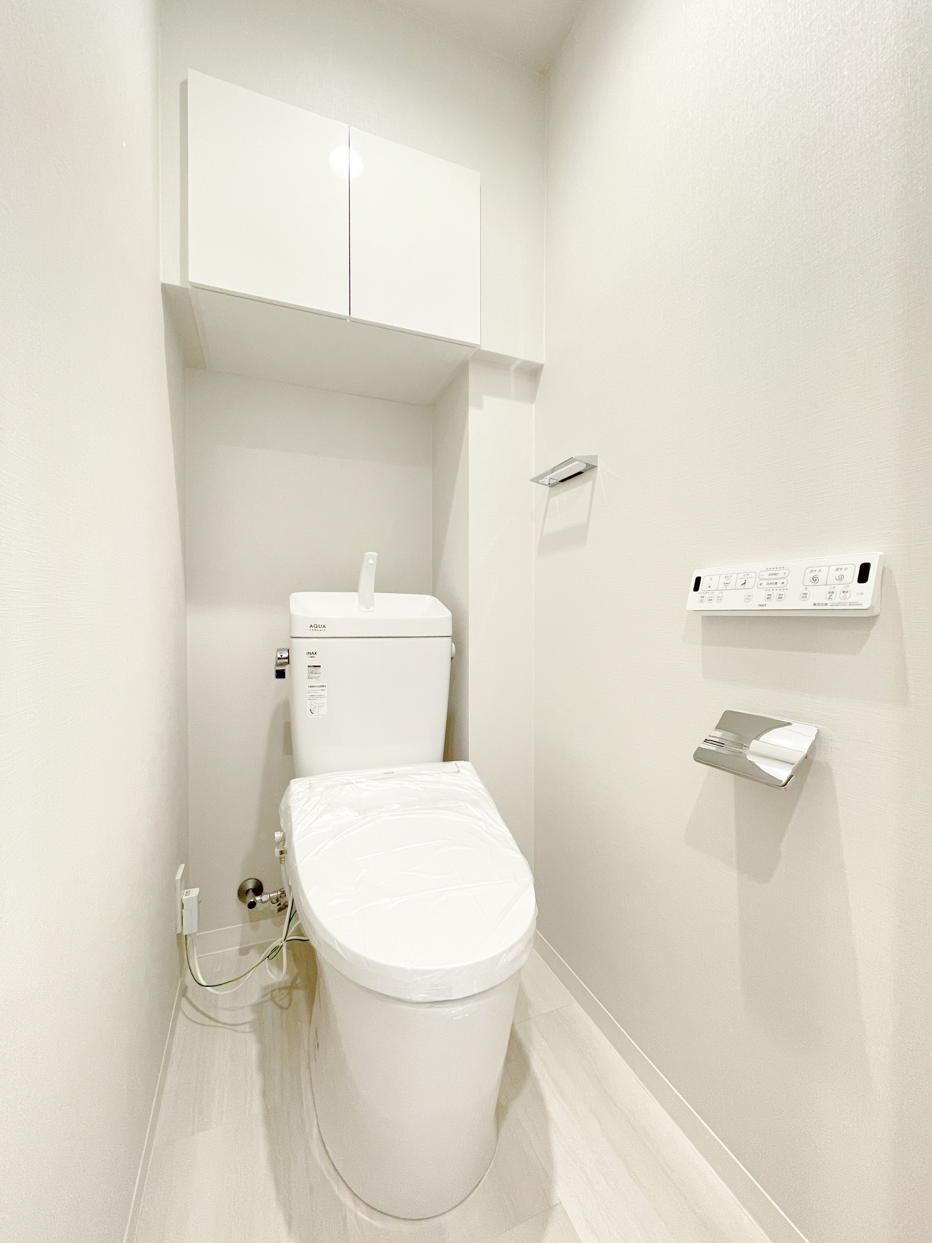 便器が主体のトイレの室内写真