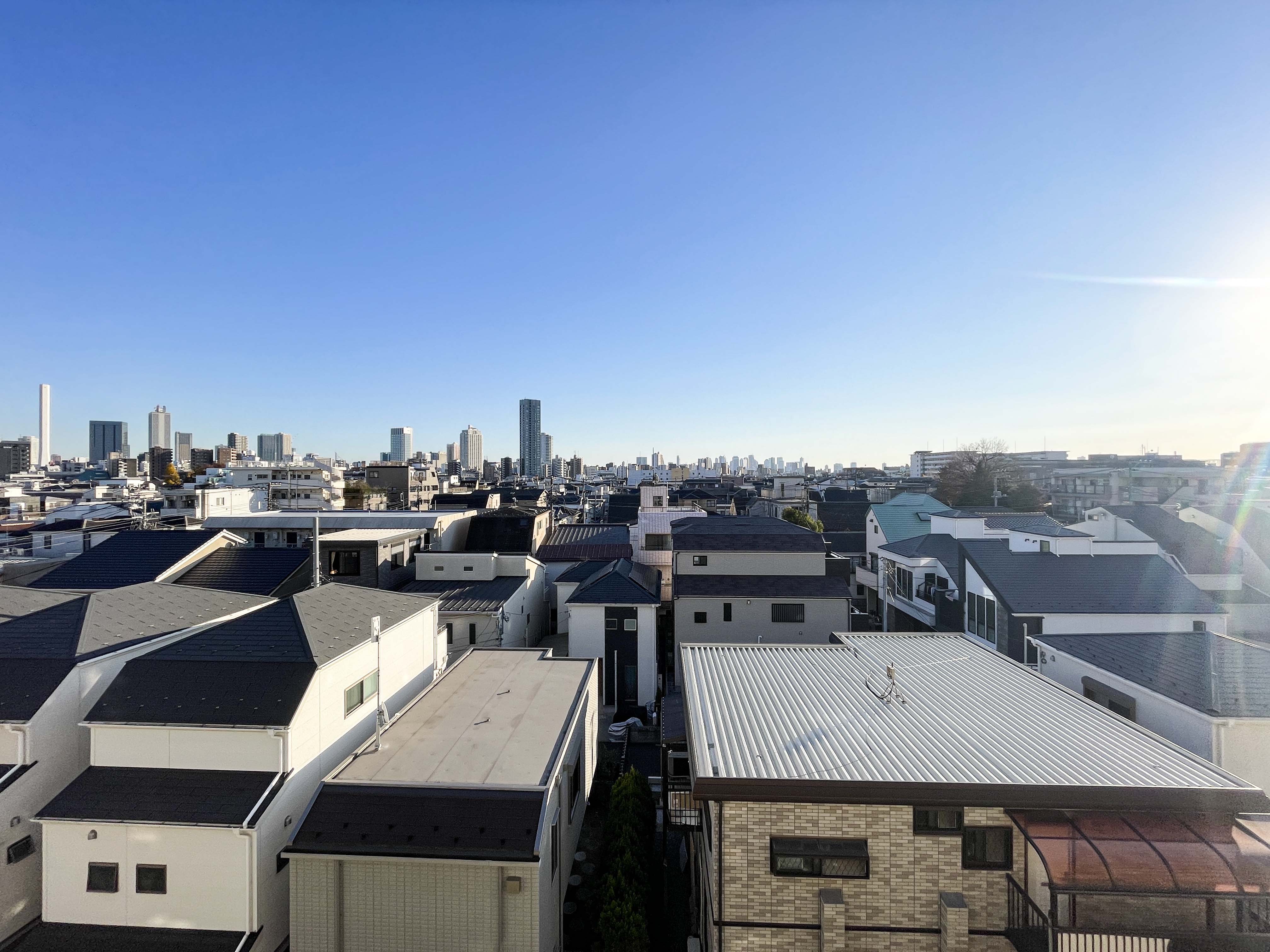 窓やバルコニーからの都市景観を捉えた眺望写真