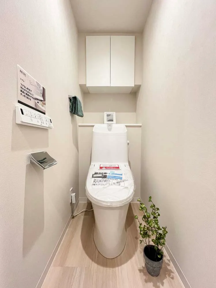 便器が中心のトイレ室内写真