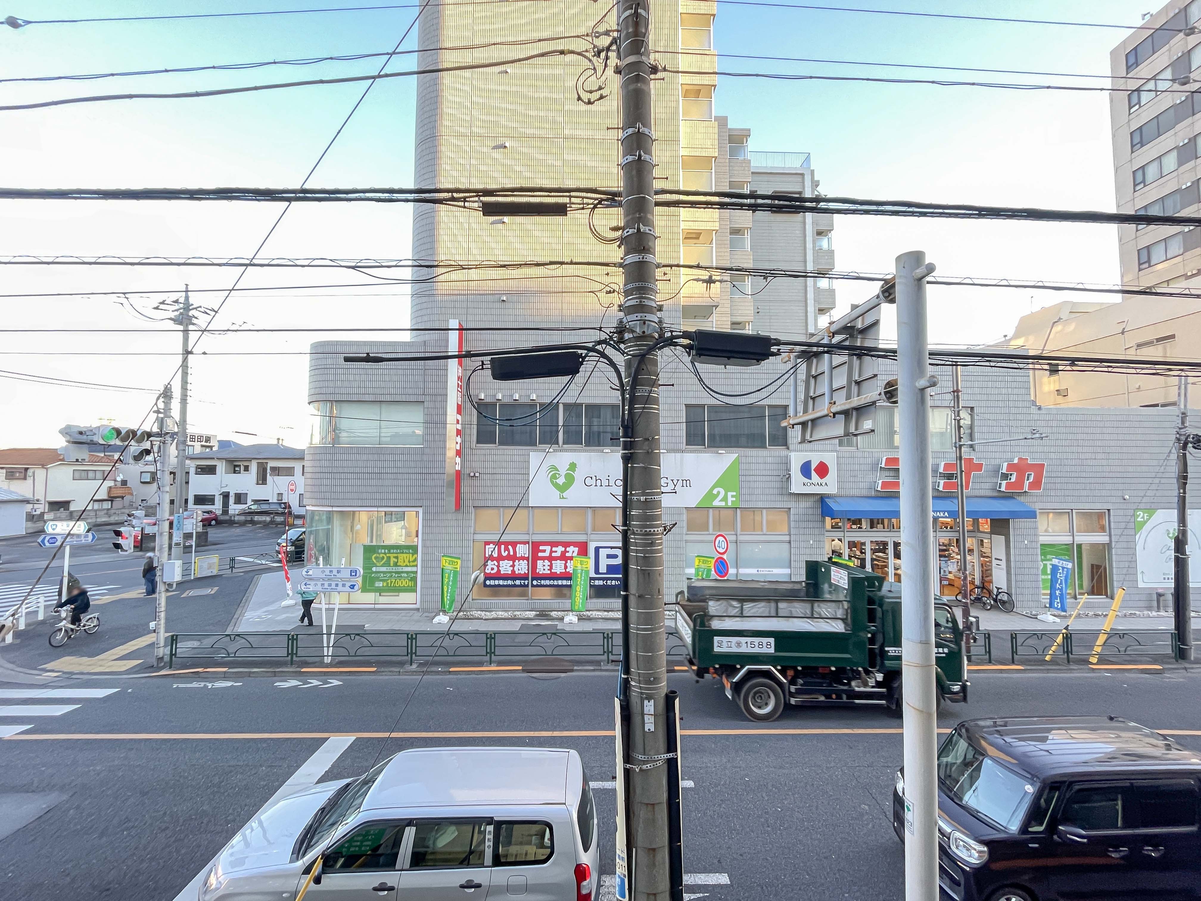 道路、店舗、車両など周辺の街並みを捉えた画像