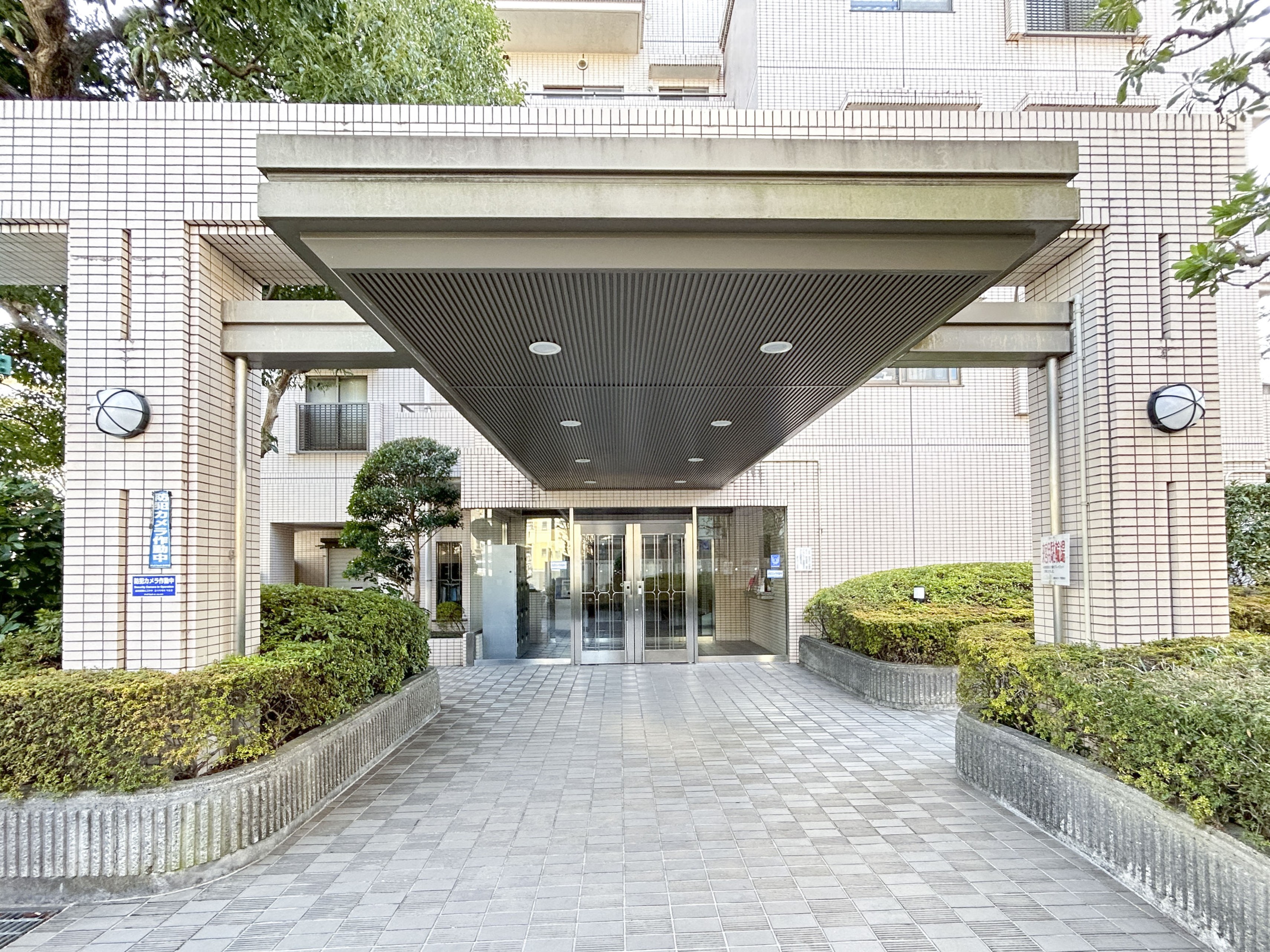 建物の入口付近の様子を撮影した外観写真