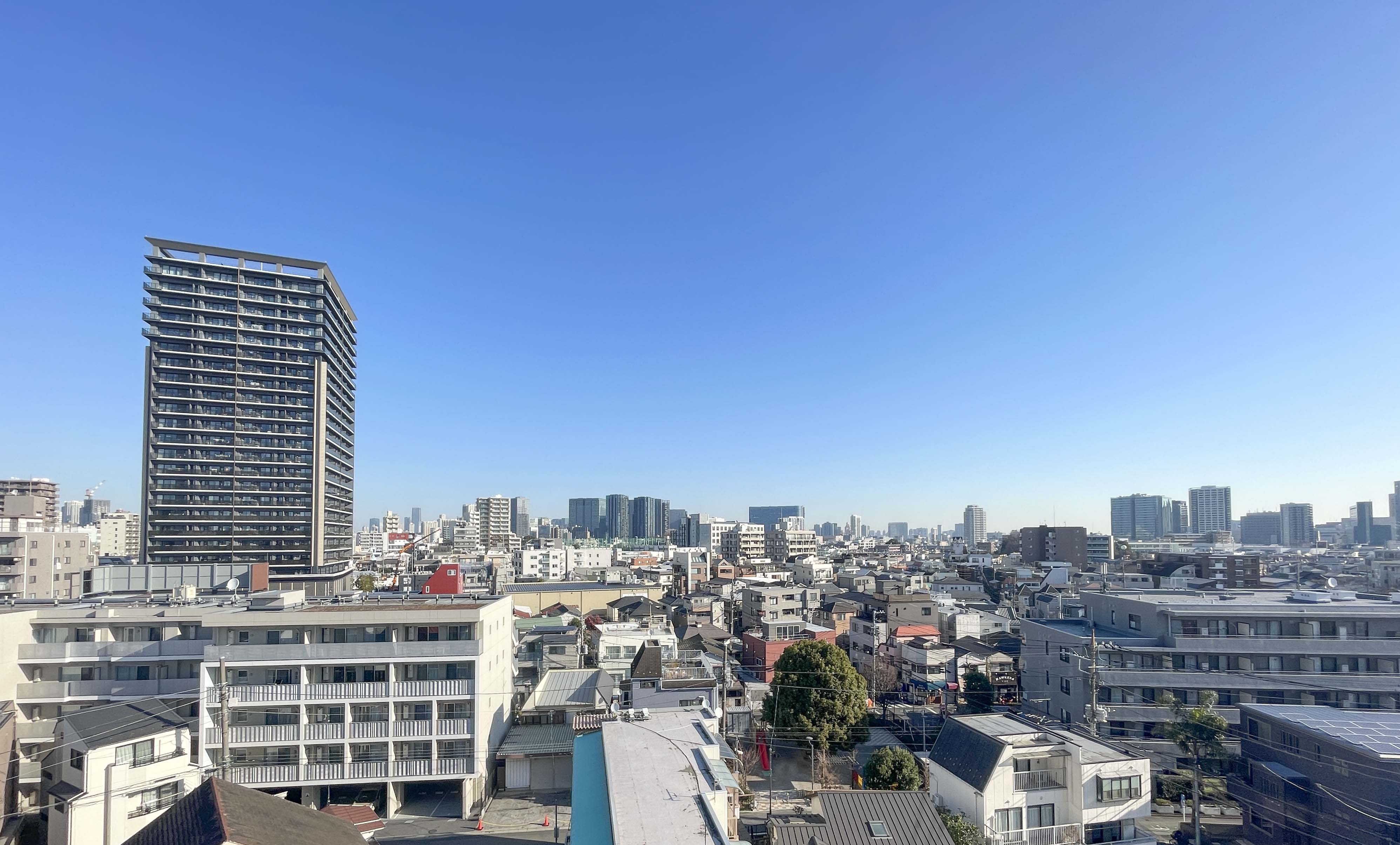 窓からの都市景観を主体に撮影した眺望写真