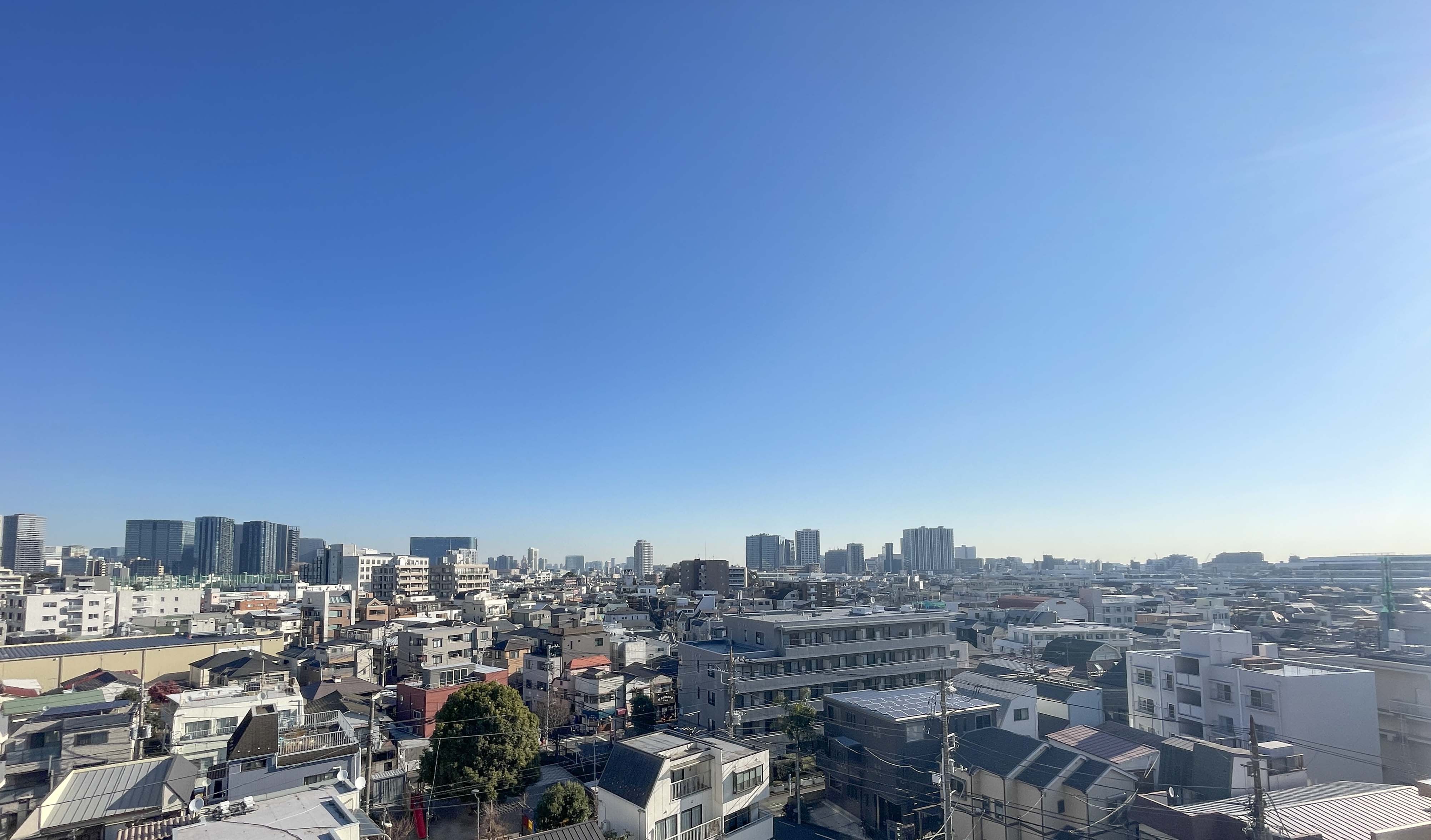 窓やバルコニーからの都市景観が主体の眺望写真
