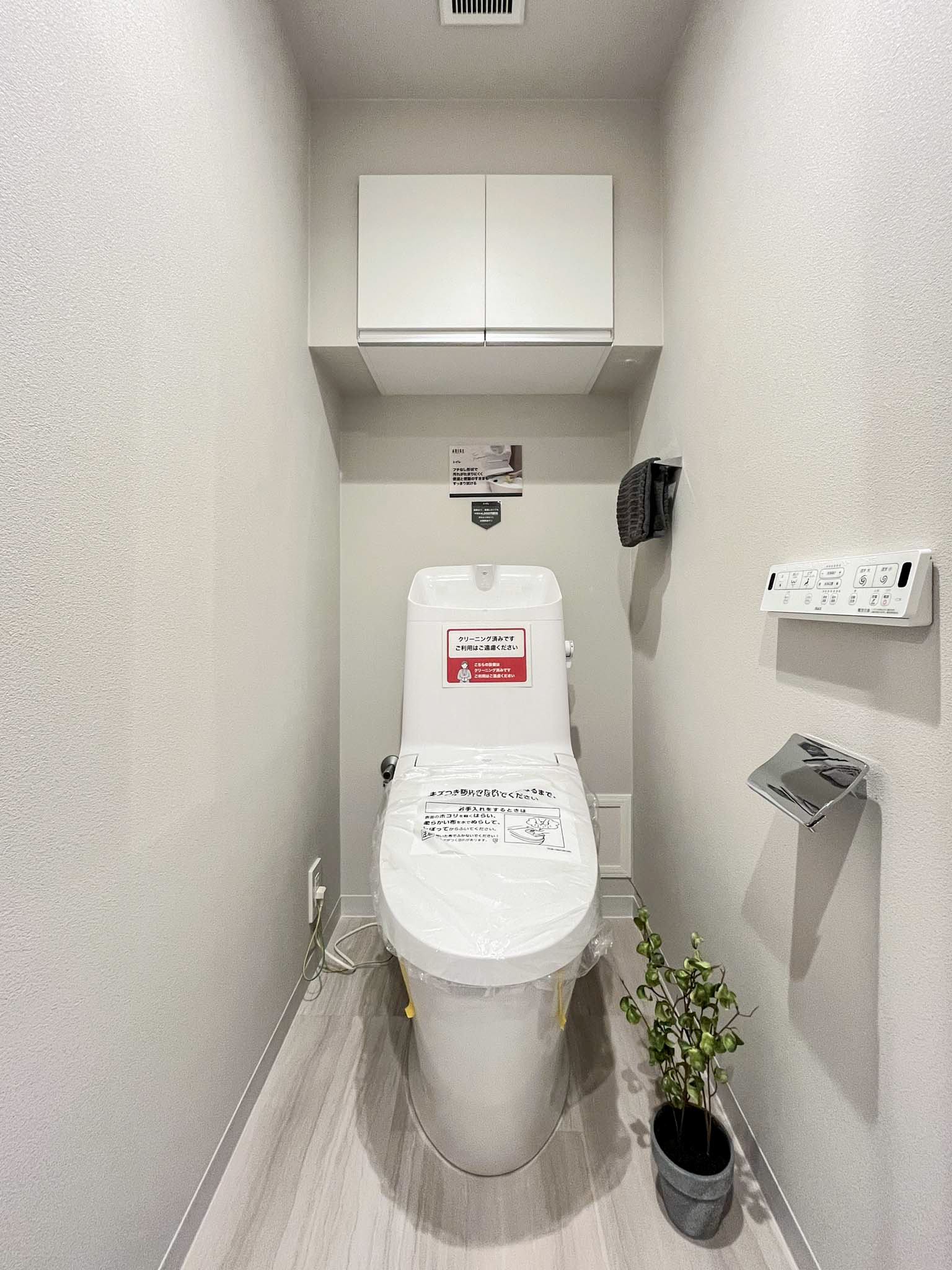 便器が中心のトイレの室内写真