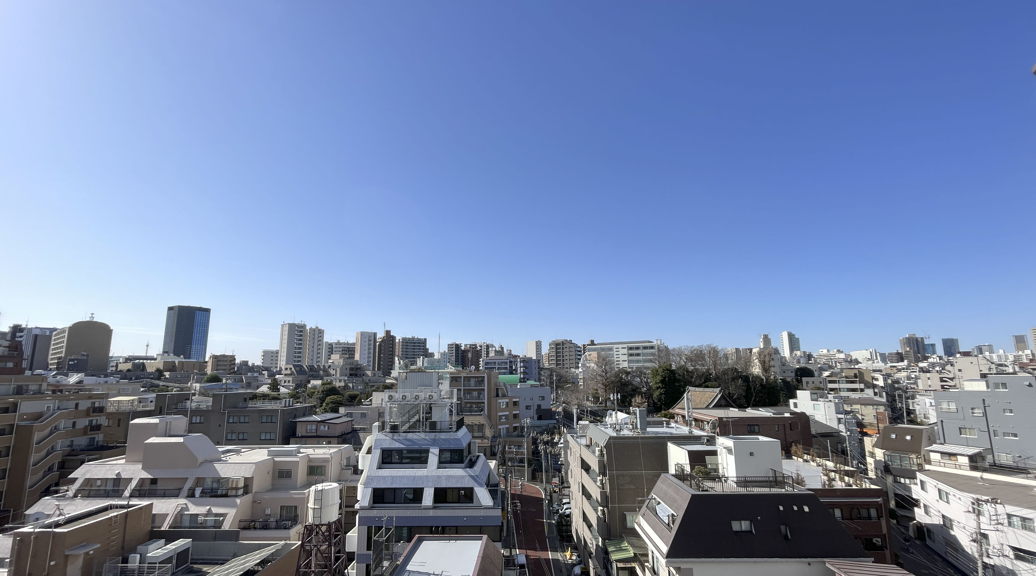 周辺環境:都市部の建物群と道路を含む周囲の風景を捉えた画像